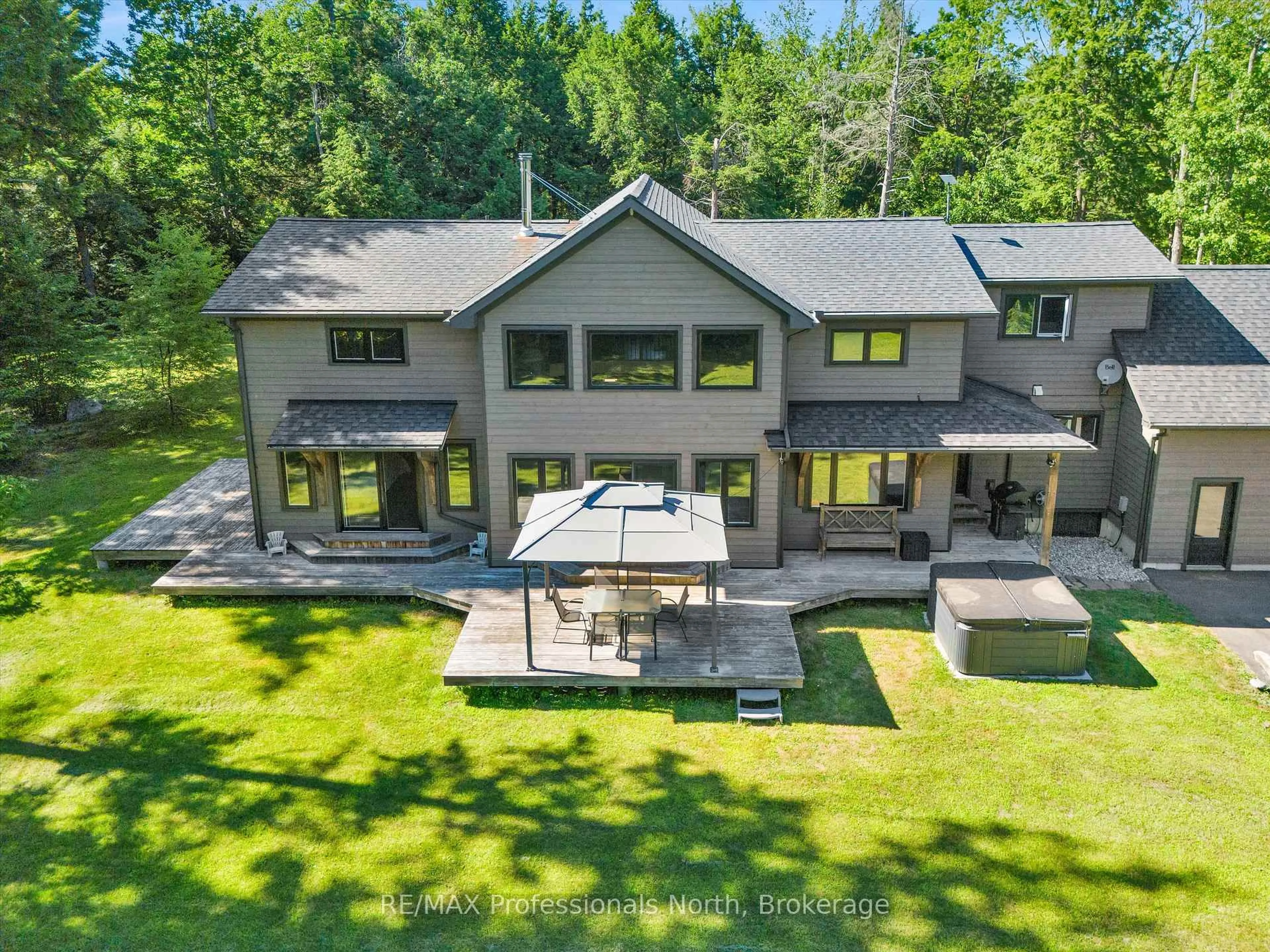 A pic from outside/outdoor area/front of a property/back of a property/a pic from drone, unknown for 1224 PETERSON Rd, Bracebridge Ontario P1L 1X1