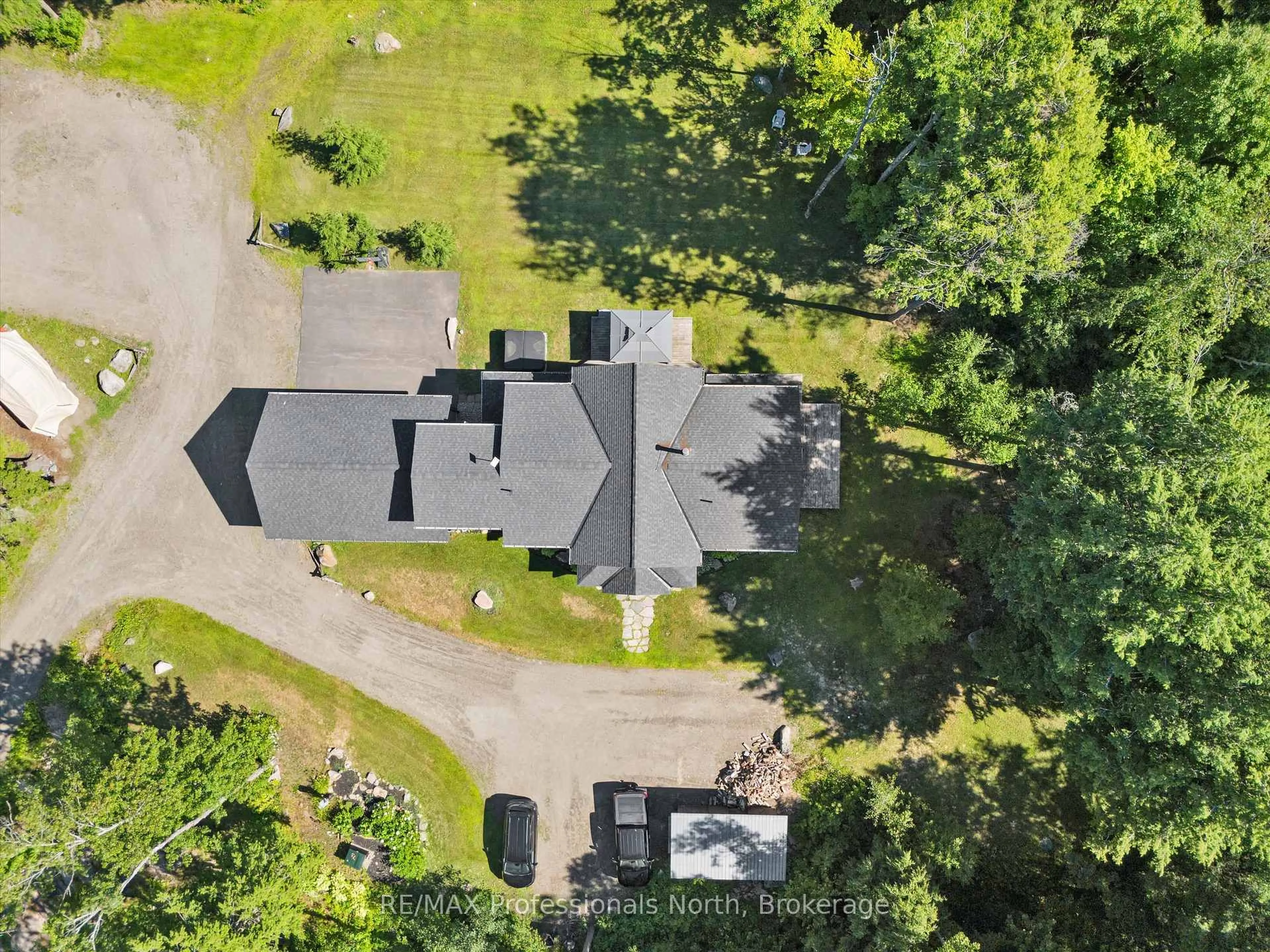 A pic from outside/outdoor area/front of a property/back of a property/a pic from drone, unknown for 1224 PETERSON Rd, Bracebridge Ontario P1L 1X1