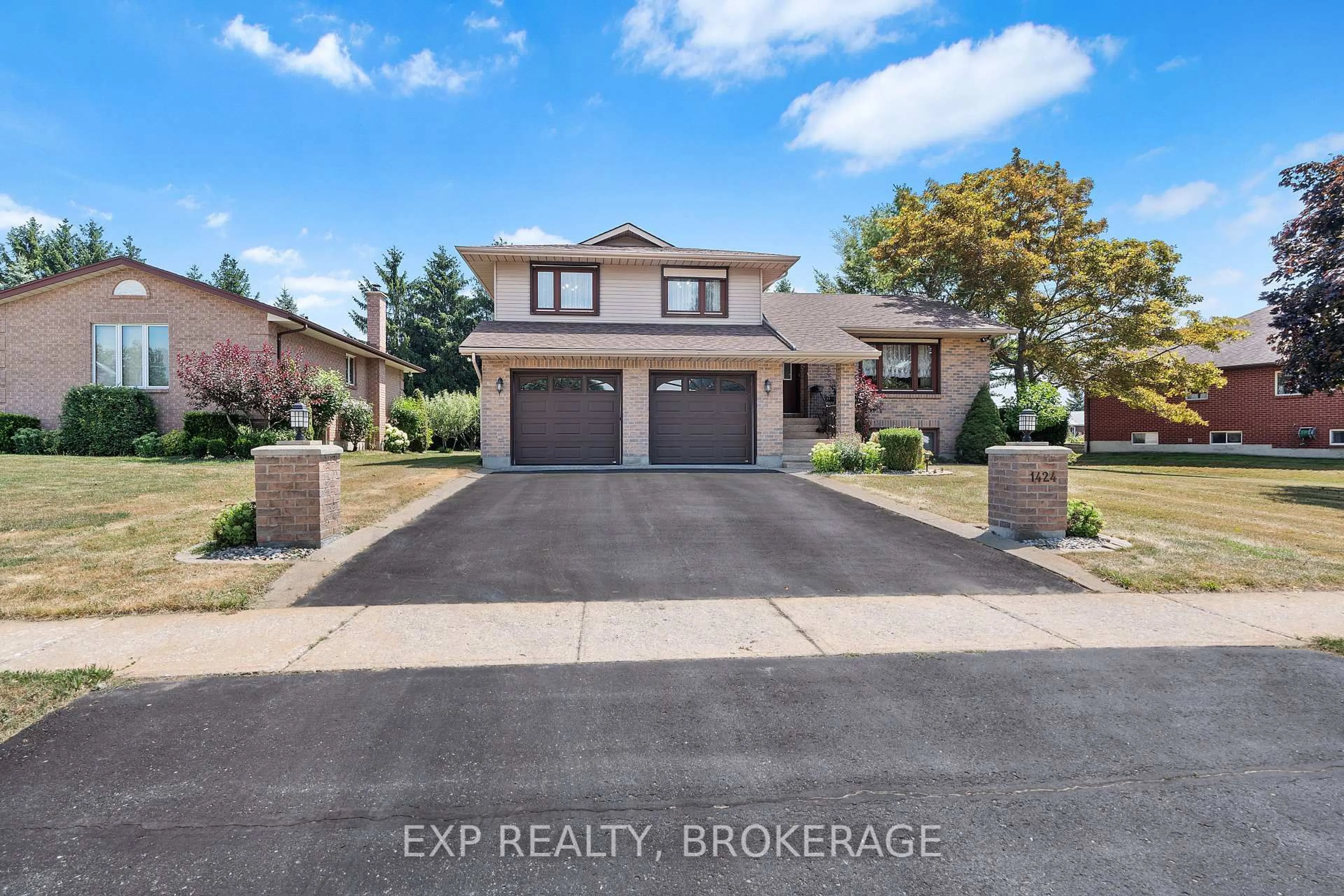 A pic from outside/outdoor area/front of a property/back of a property/a pic from drone, street for 1424 COTTSMERE Crt, Kingston Ontario K7L 4V4
