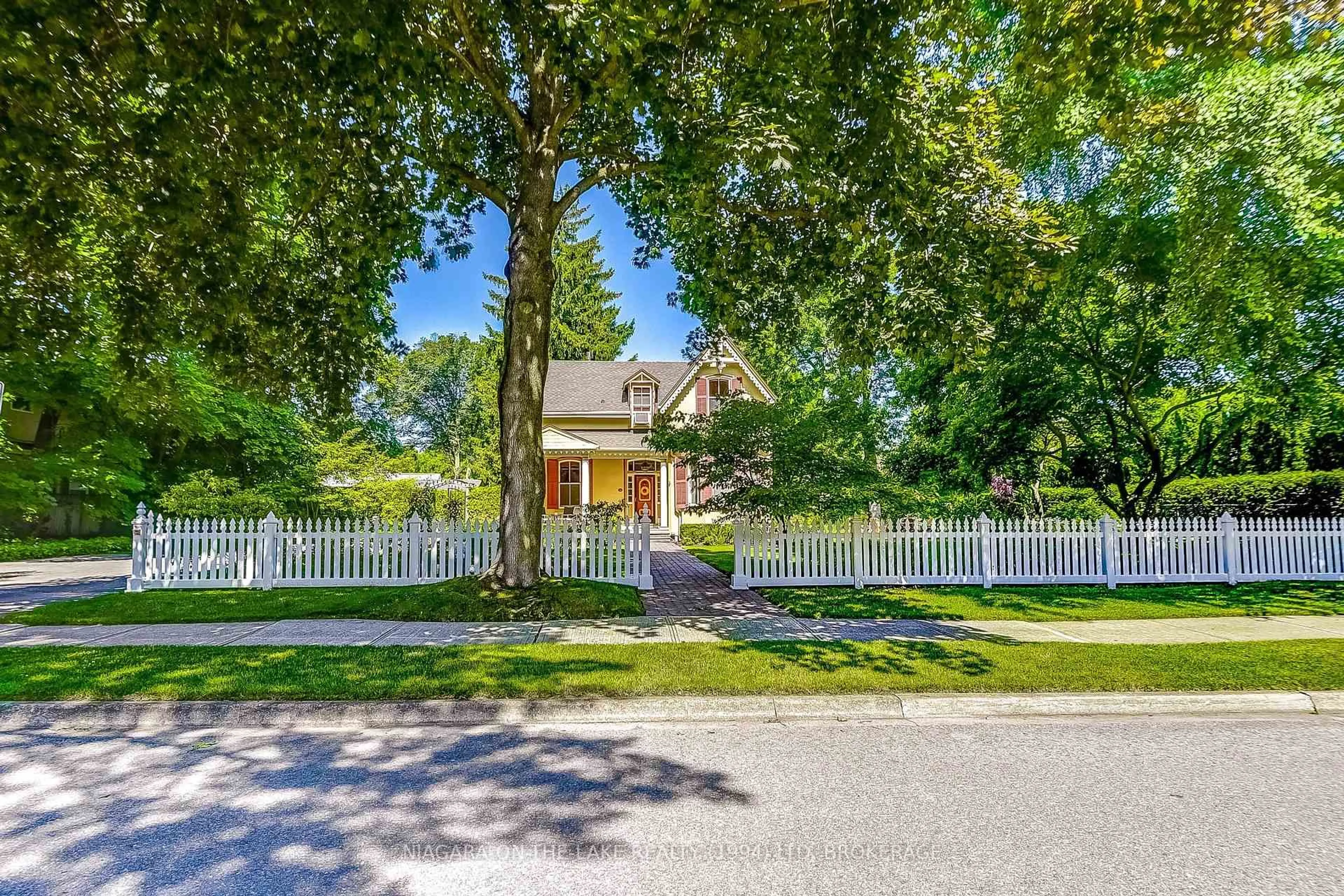 A pic from outside/outdoor area/front of a property/back of a property/a pic from drone, street for 129 VICTORIA St, Niagara-on-the-Lake Ontario L0S 1J0