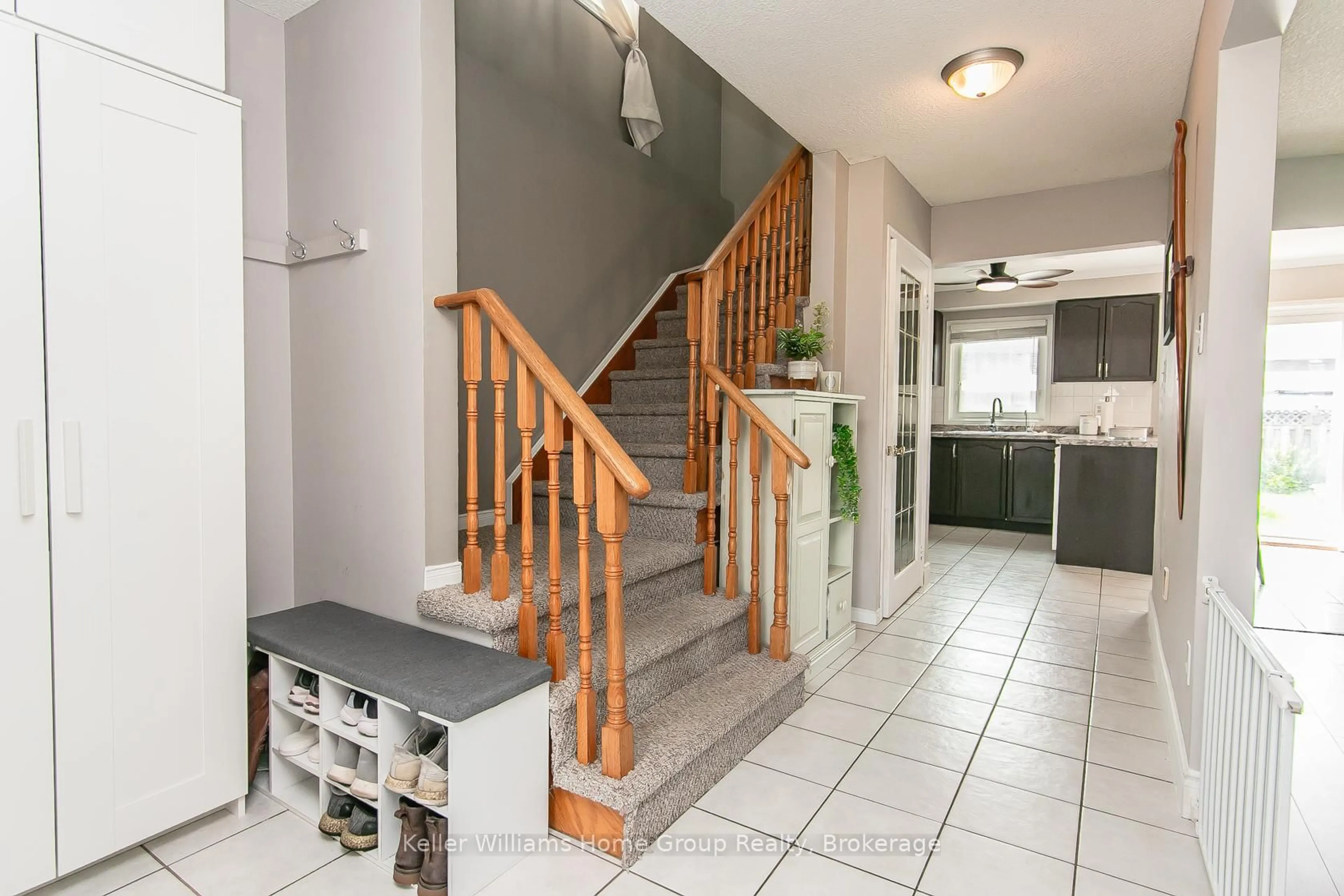 Indoor entryway for 334 Christopher Dr, Cambridge Ontario N1P 1B9