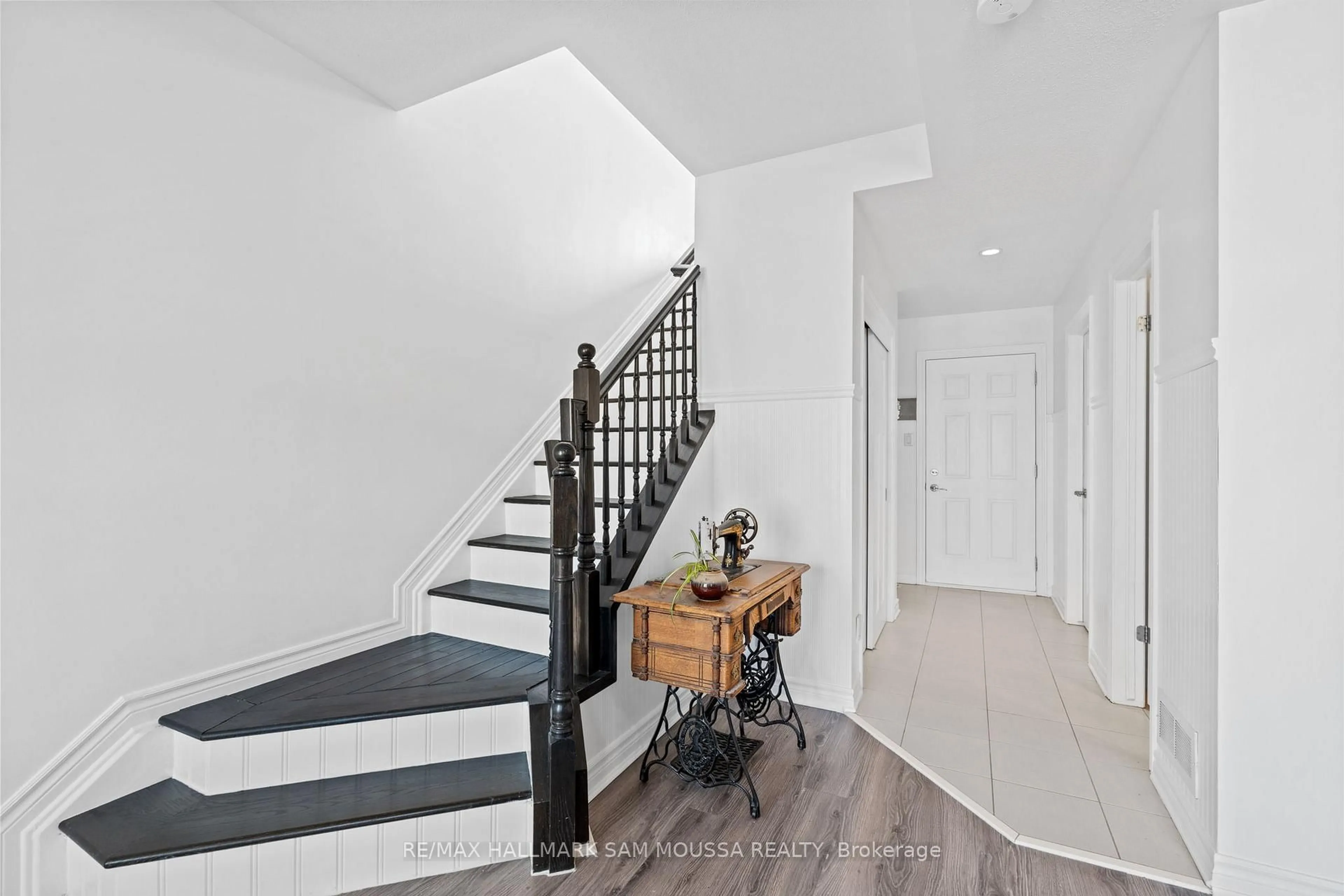 Indoor entryway for 1222 Longfields Dr, Ottawa Ontario K2J 5X3