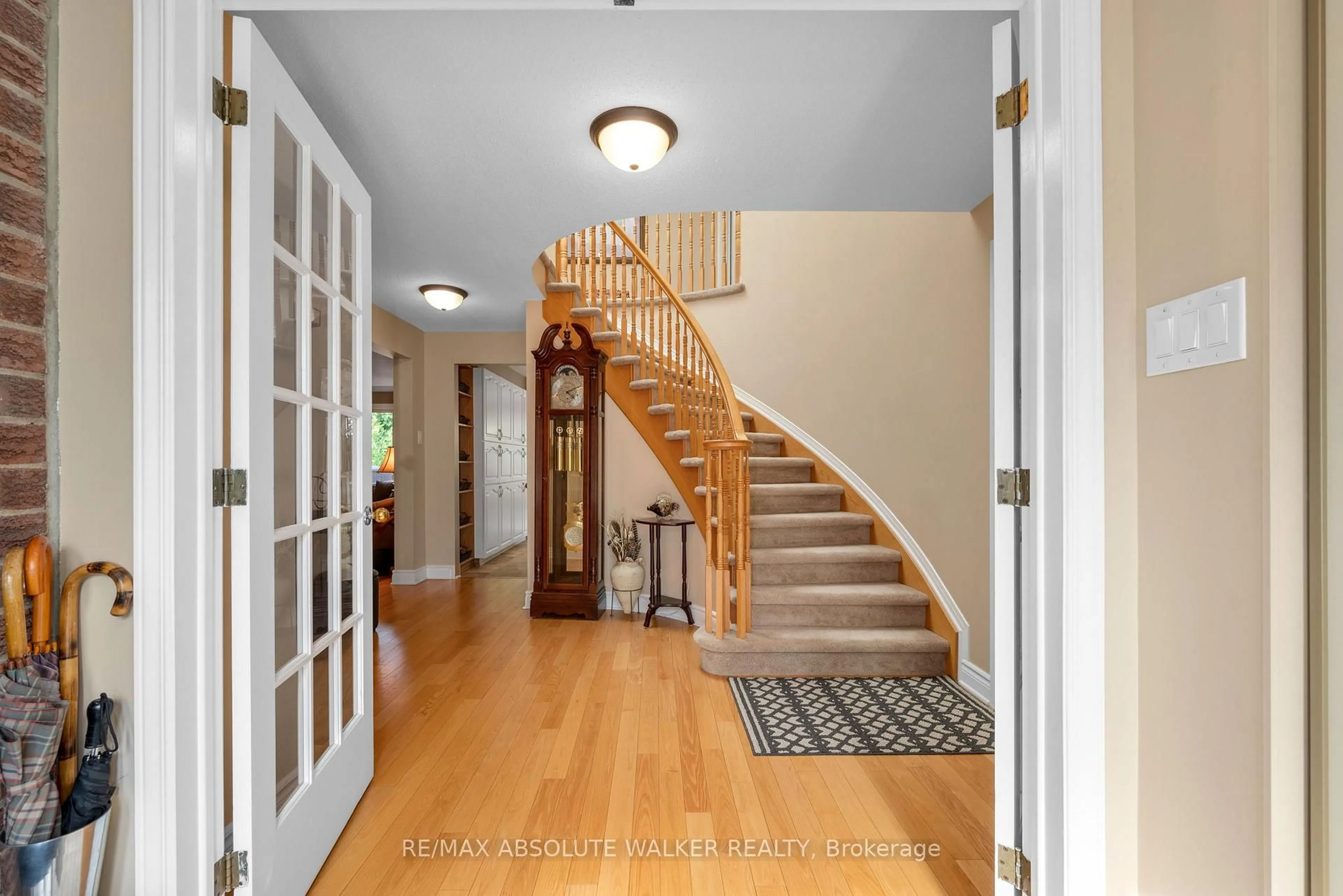 Indoor entryway for 1866 Robinwood Pl, Ottawa Ontario K1C 6L7