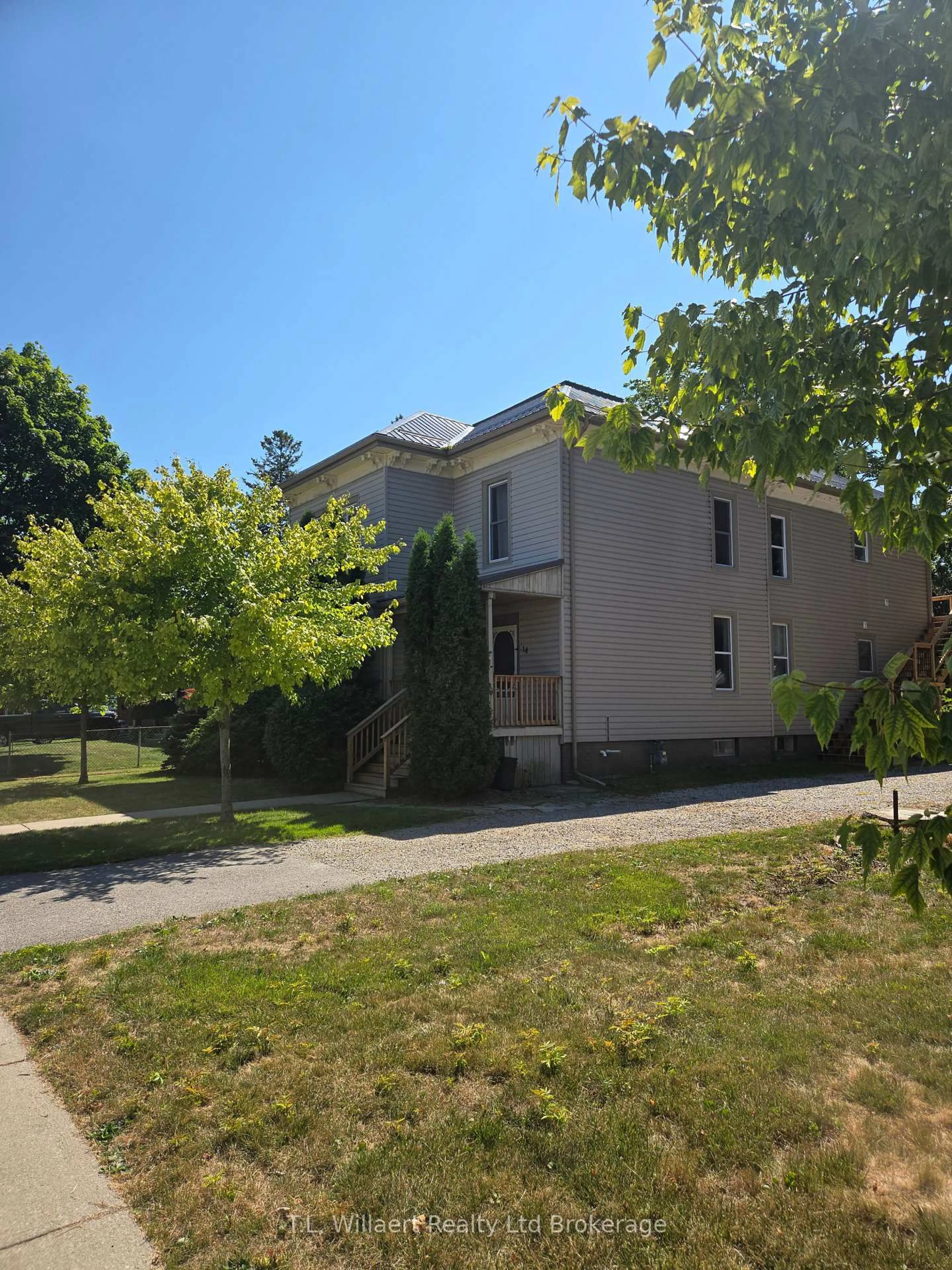 A pic from outside/outdoor area/front of a property/back of a property/a pic from drone, building for 14 Rutherford Ave, Aylmer Ontario N5H 2N6