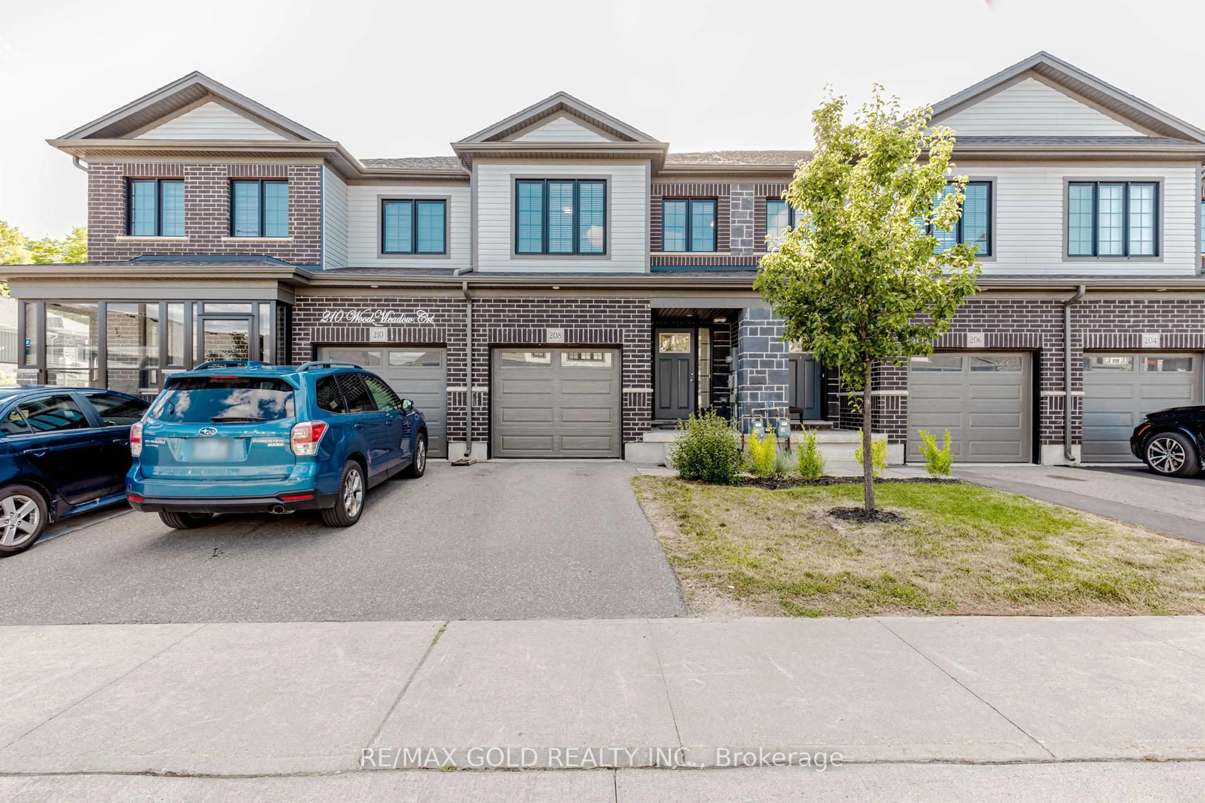 A pic from outside/outdoor area/front of a property/back of a property/a pic from drone, street for 208 Woodmeadow Crt, Kitchener Ontario N2R 0P8