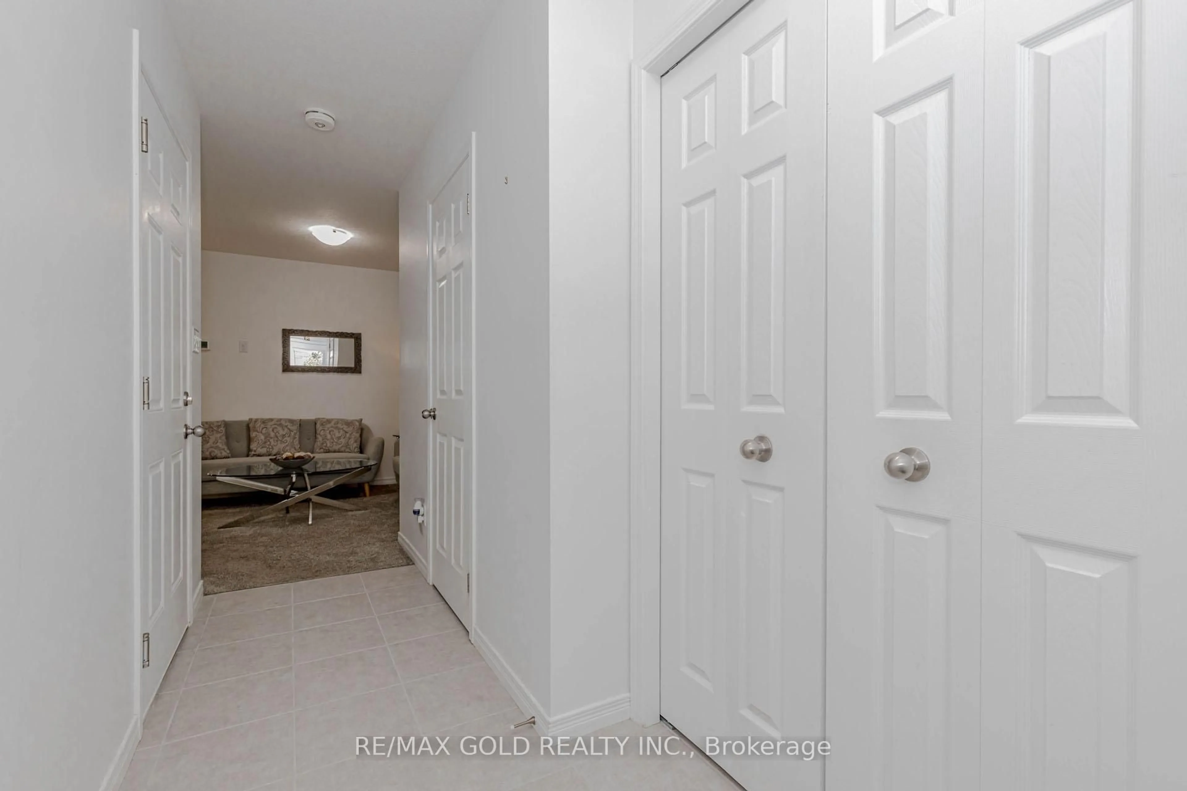 Indoor entryway for 208 Woodmeadow Crt, Kitchener Ontario N2R 0P8
