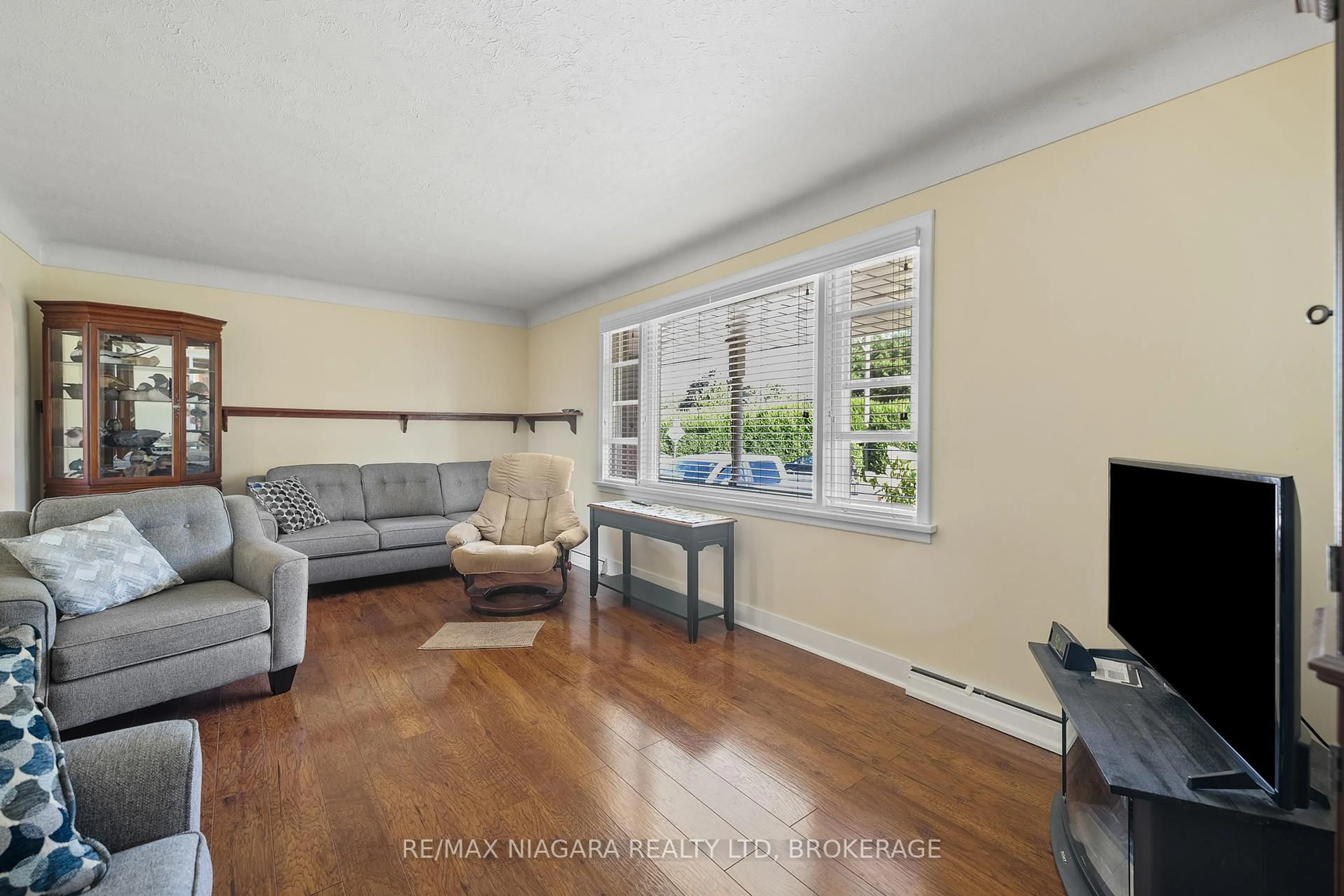 Living room with furniture, unknown for 4 Cayuga St, St. Catharines Ontario L2R 1E5