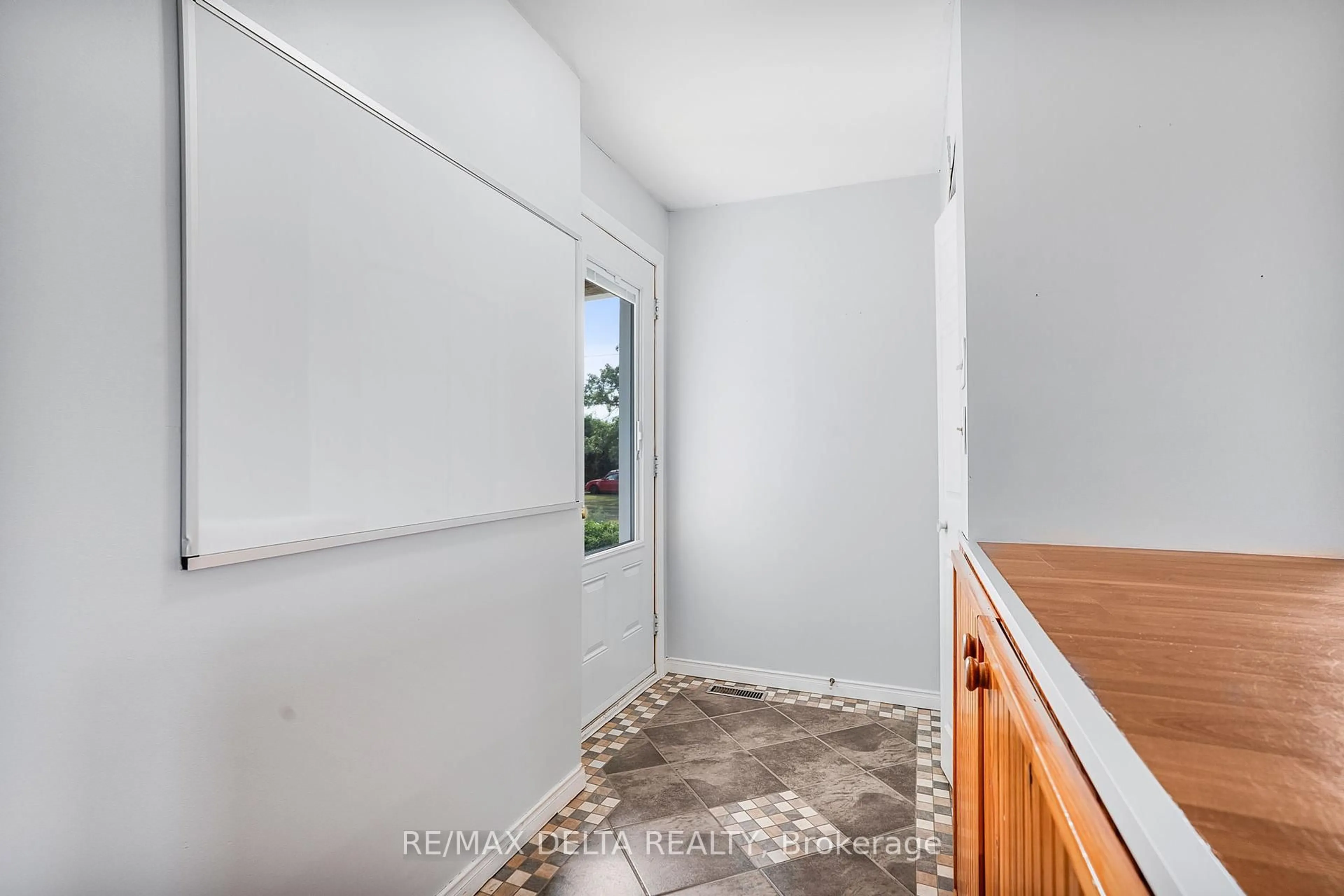 Indoor entryway for 1554 Nixon Rd, Champlain Ontario K0B 1R0