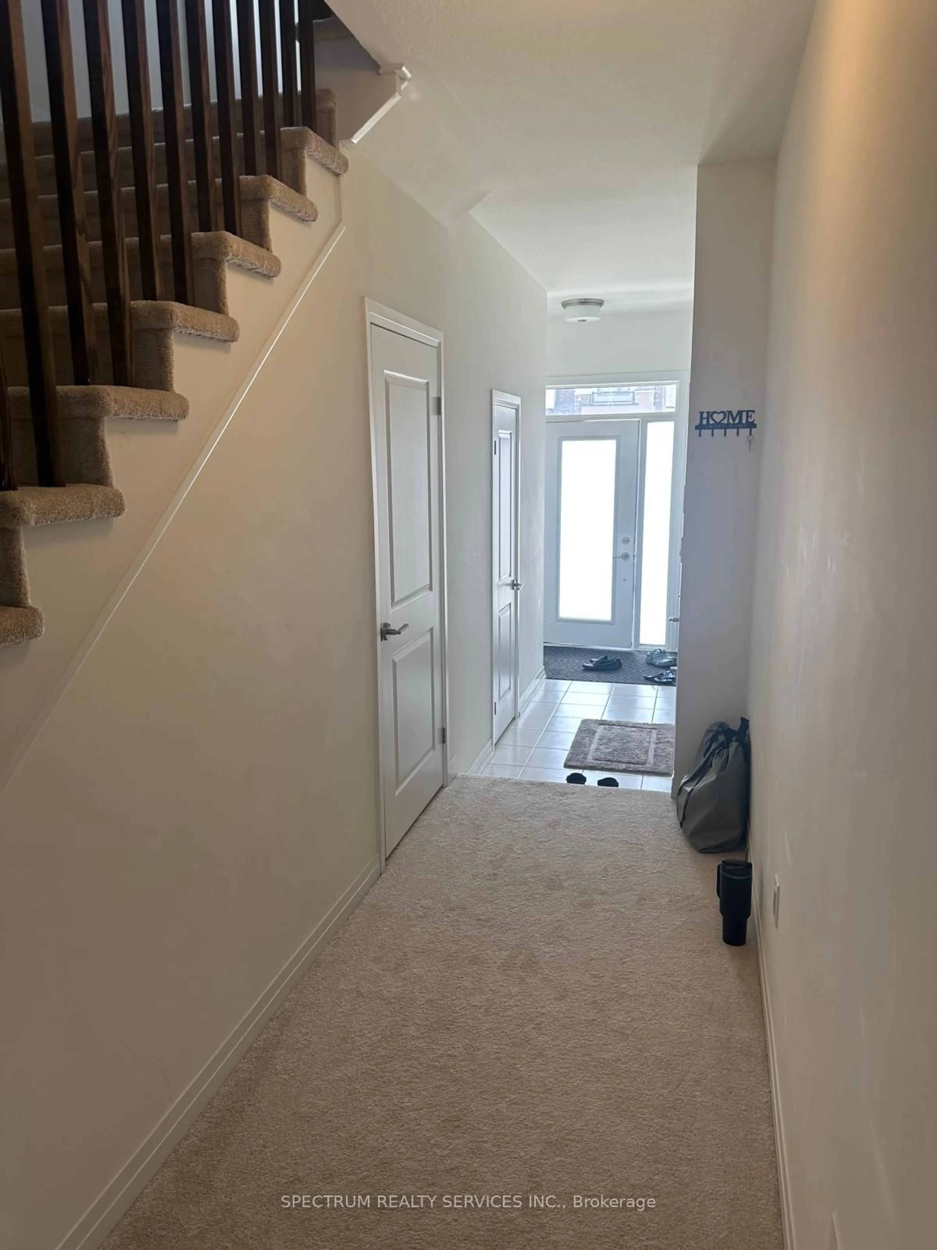 Indoor entryway for 44 Dennis Ave, Brantford Ontario N3V 0B9