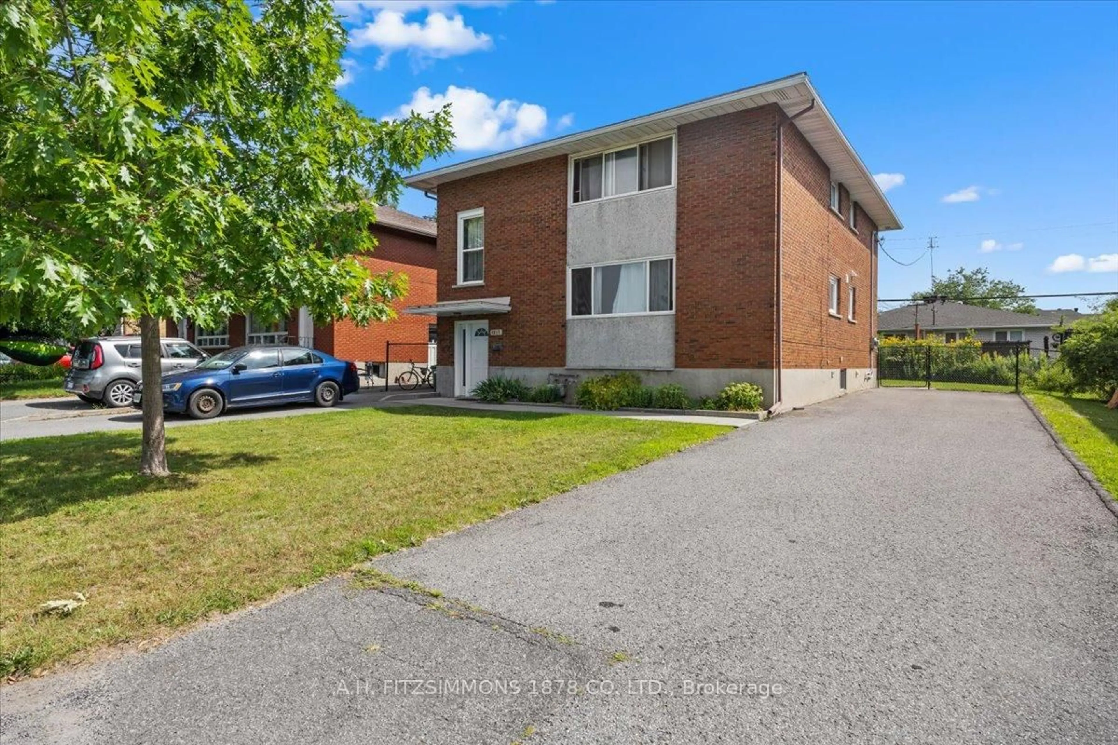 A pic from outside/outdoor area/front of a property/back of a property/a pic from drone, street for 1217 Cameo Dr, Ottawa Ontario K2C 1Y9