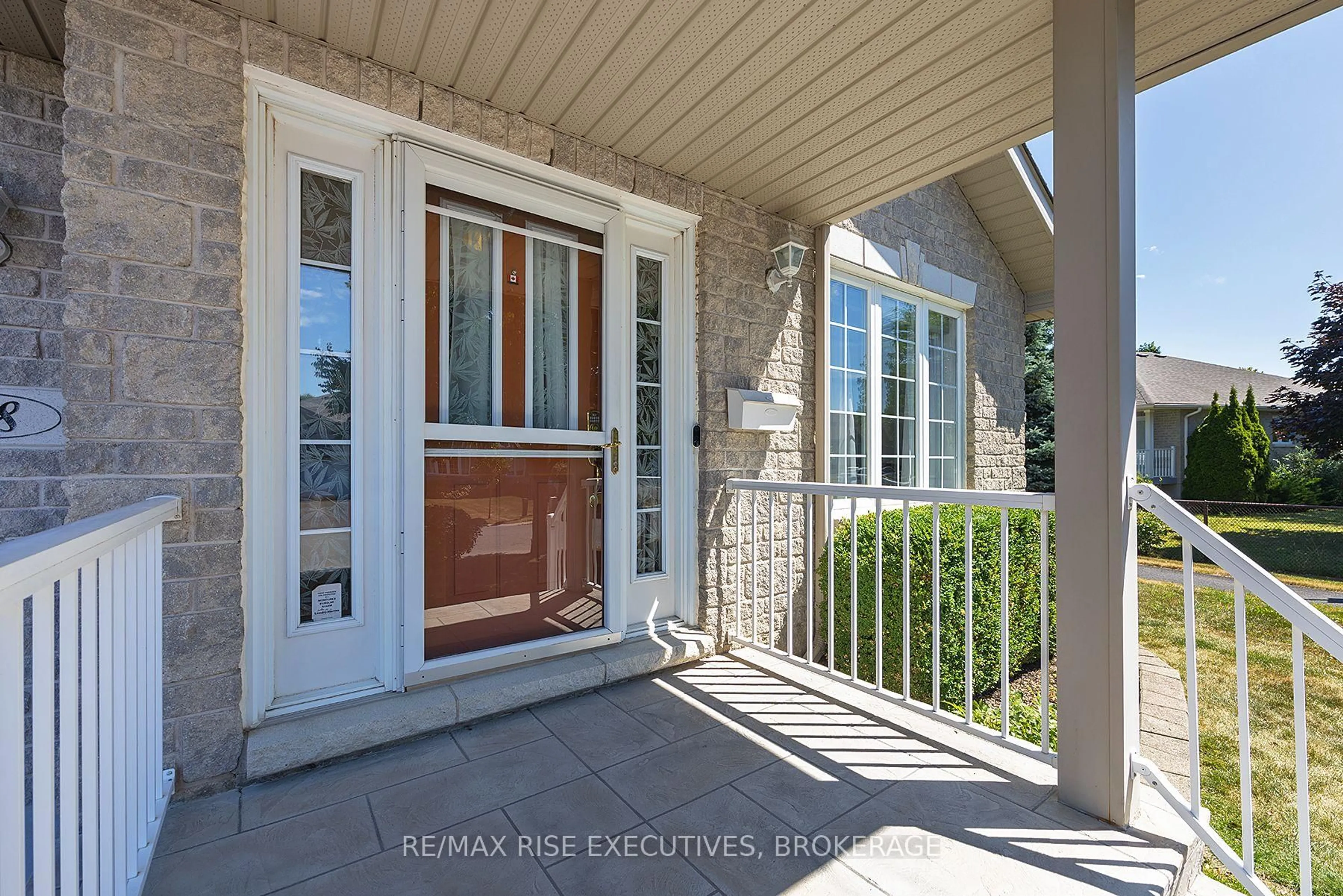 Indoor entryway for 118 Sheridan St, Kingston Ontario K7P 3H7