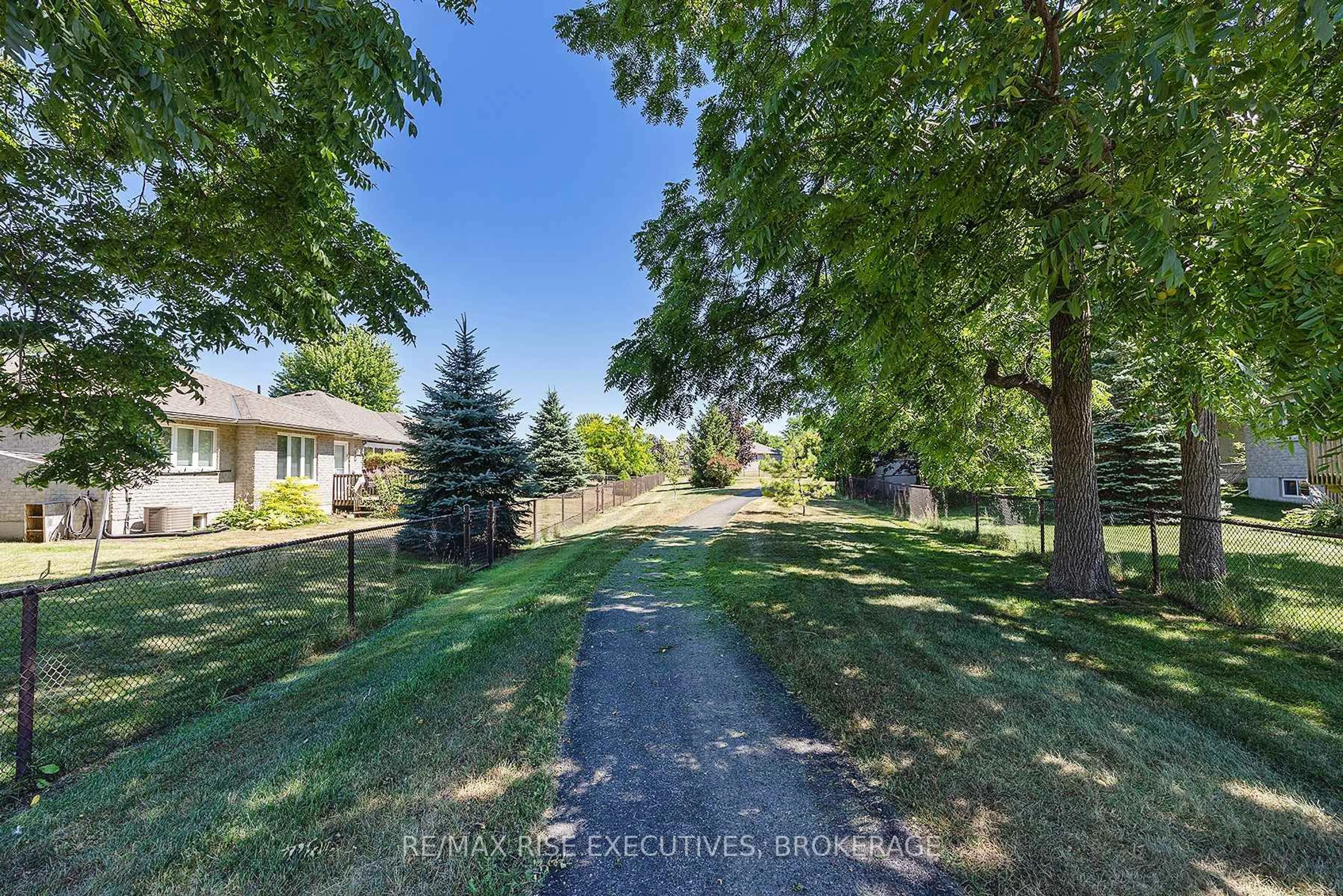 A pic from outside/outdoor area/front of a property/back of a property/a pic from drone, unknown for 118 Sheridan St, Kingston Ontario K7P 3H7