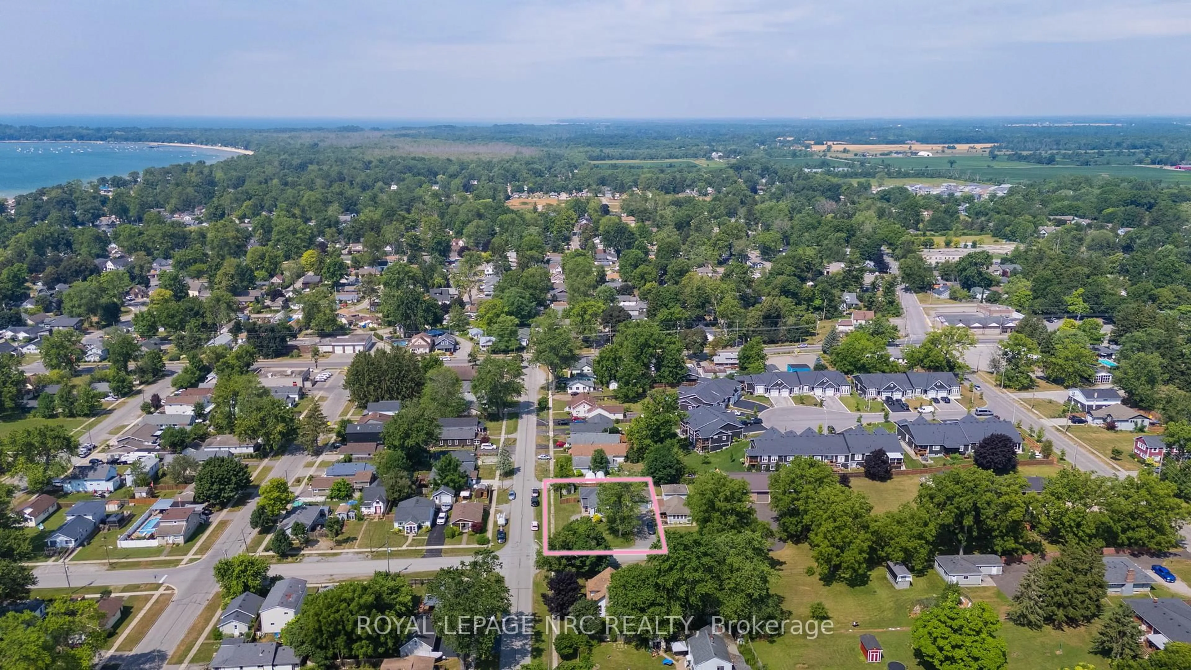 A pic from outside/outdoor area/front of a property/back of a property/a pic from drone, street for 237 Dovercourt Rd, Fort Erie Ontario L0S 1B0