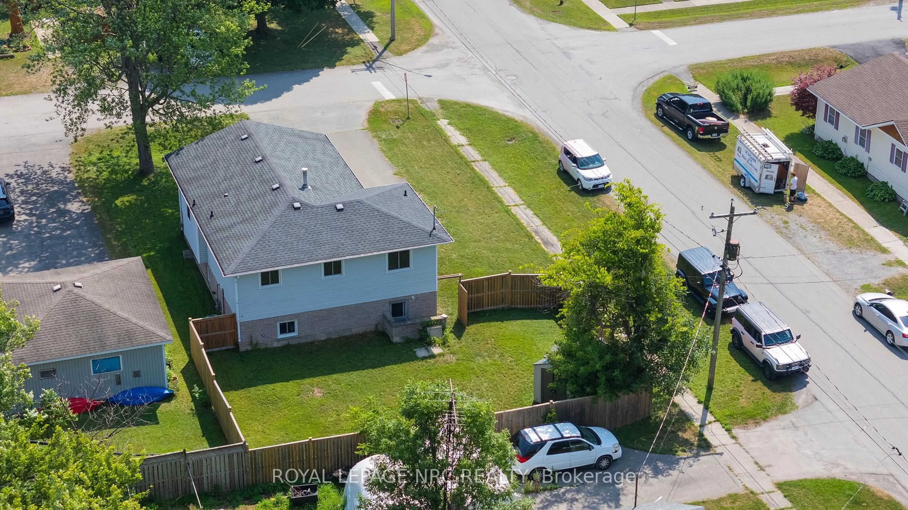 A pic from outside/outdoor area/front of a property/back of a property/a pic from drone, street for 237 Dovercourt Rd, Fort Erie Ontario L0S 1B0