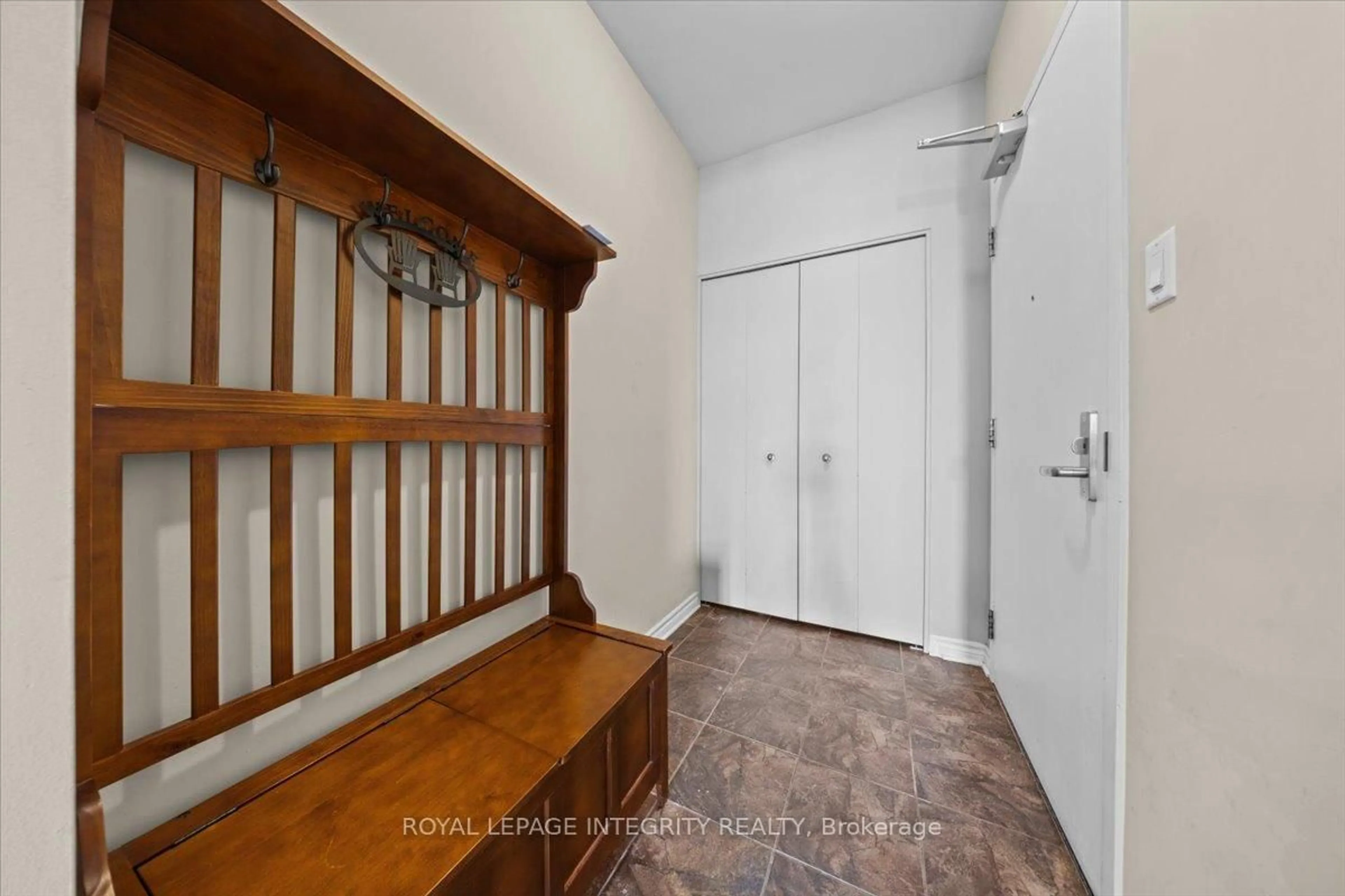 Indoor entryway for 70 Landry St #1907, Ottawa Ontario K1L 0A8