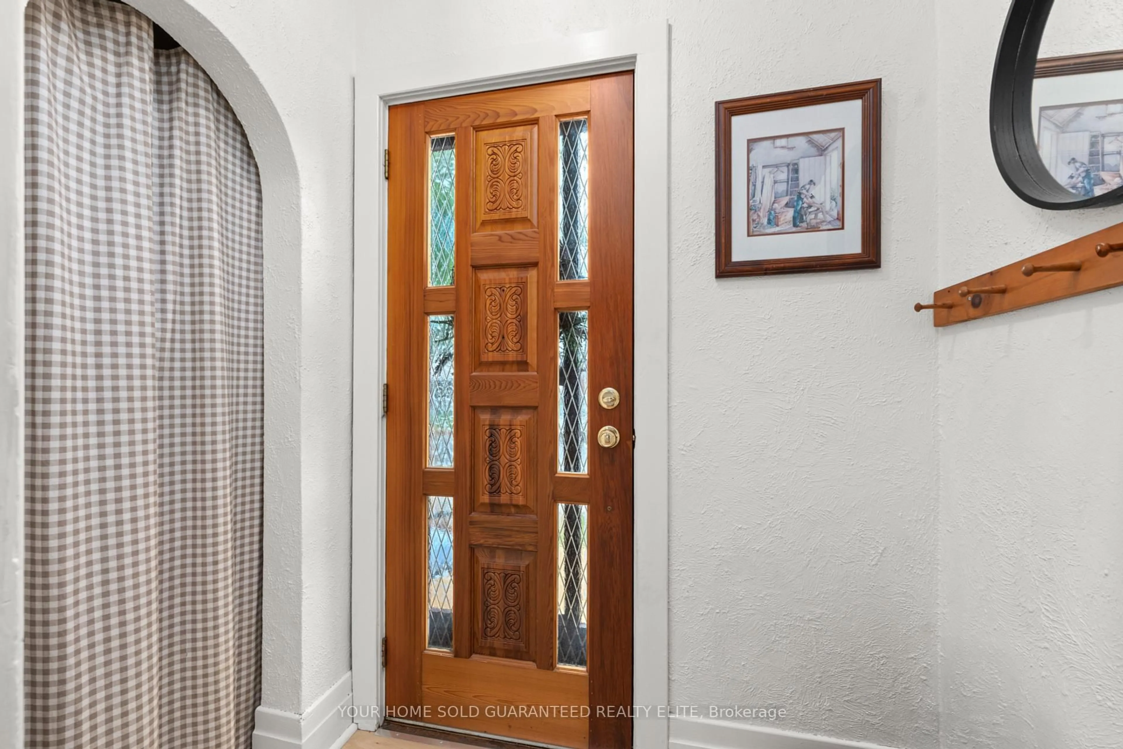 Indoor entryway for 107 Wallace Ave, Welland Ontario L3B 1R4