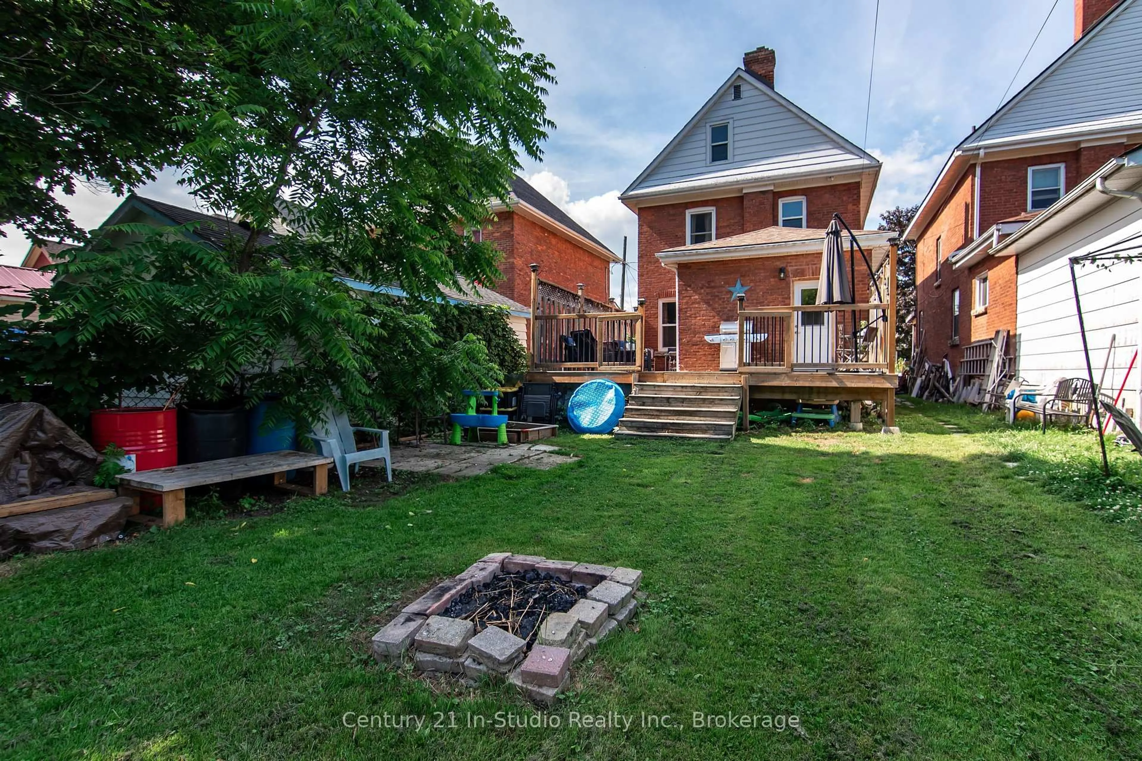 A pic from outside/outdoor area/front of a property/back of a property/a pic from drone, street for 471 13th A St, Owen Sound Ontario N4K 3X3