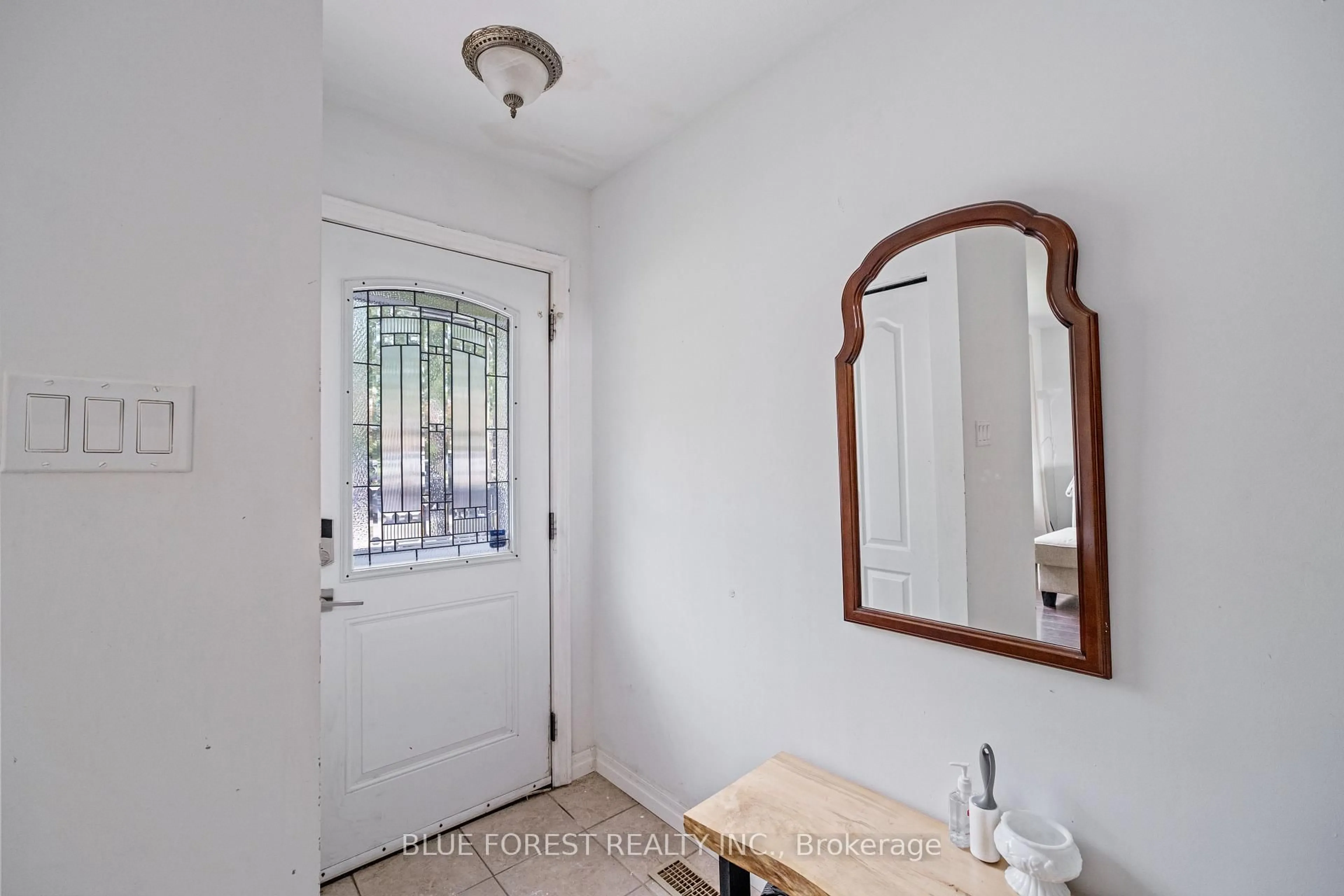 Indoor entryway for 992 Eagle Crt, London South Ontario N5Z 4K6