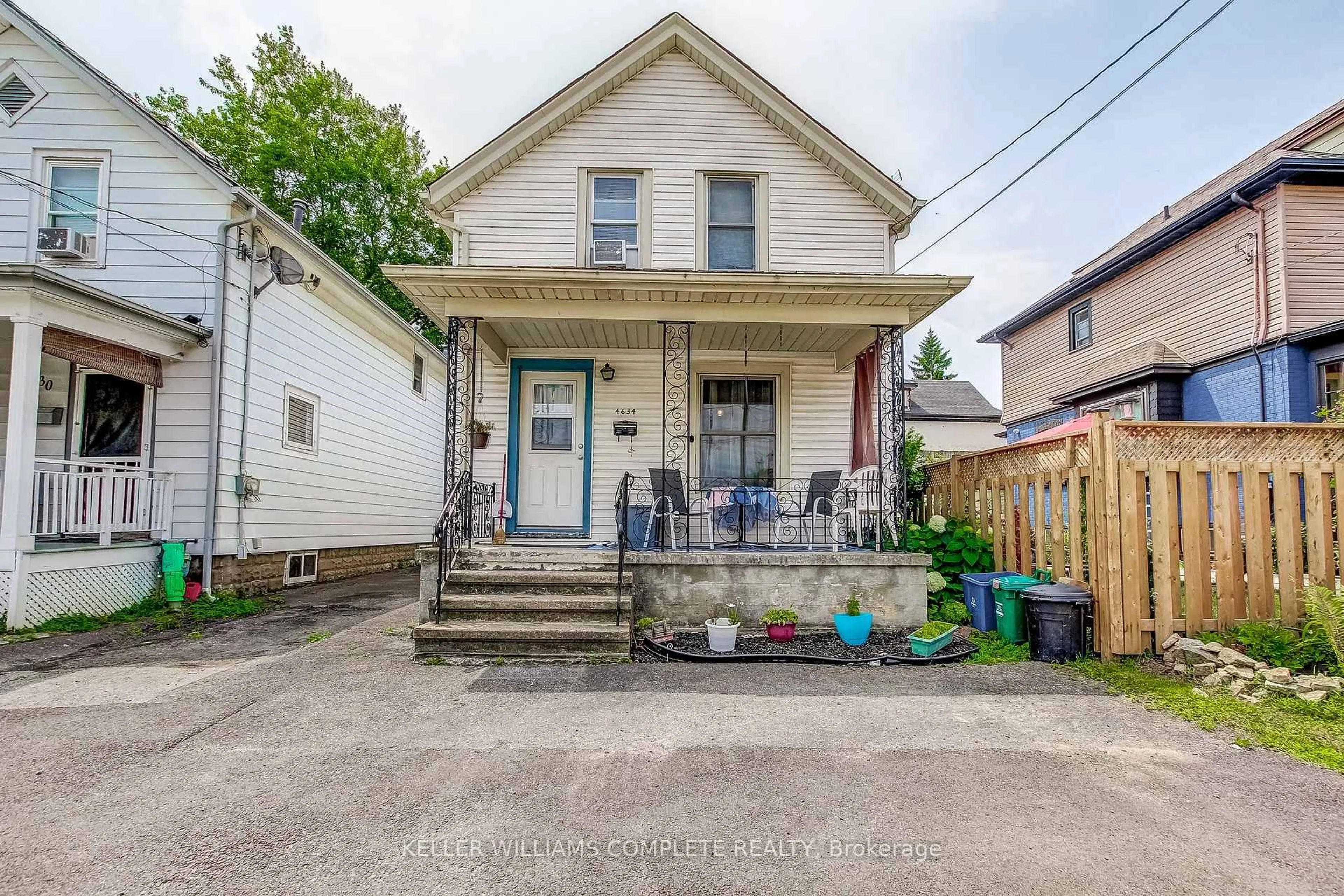 A pic from outside/outdoor area/front of a property/back of a property/a pic from drone, street for 4634 ARMORY St, Niagara Falls Ontario L2E 1S6