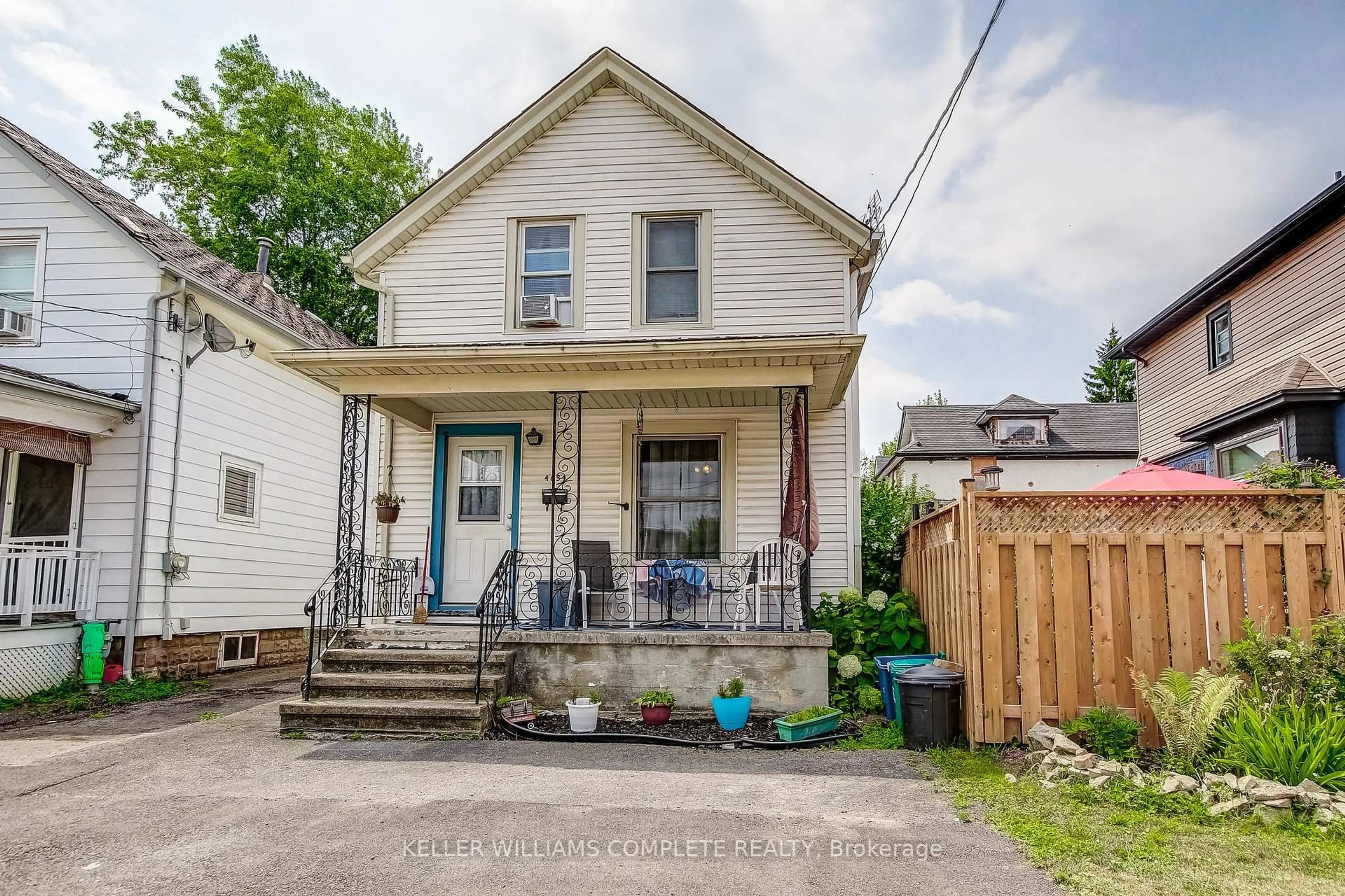 A pic from outside/outdoor area/front of a property/back of a property/a pic from drone, street for 4634 ARMORY St, Niagara Falls Ontario L2E 1S6