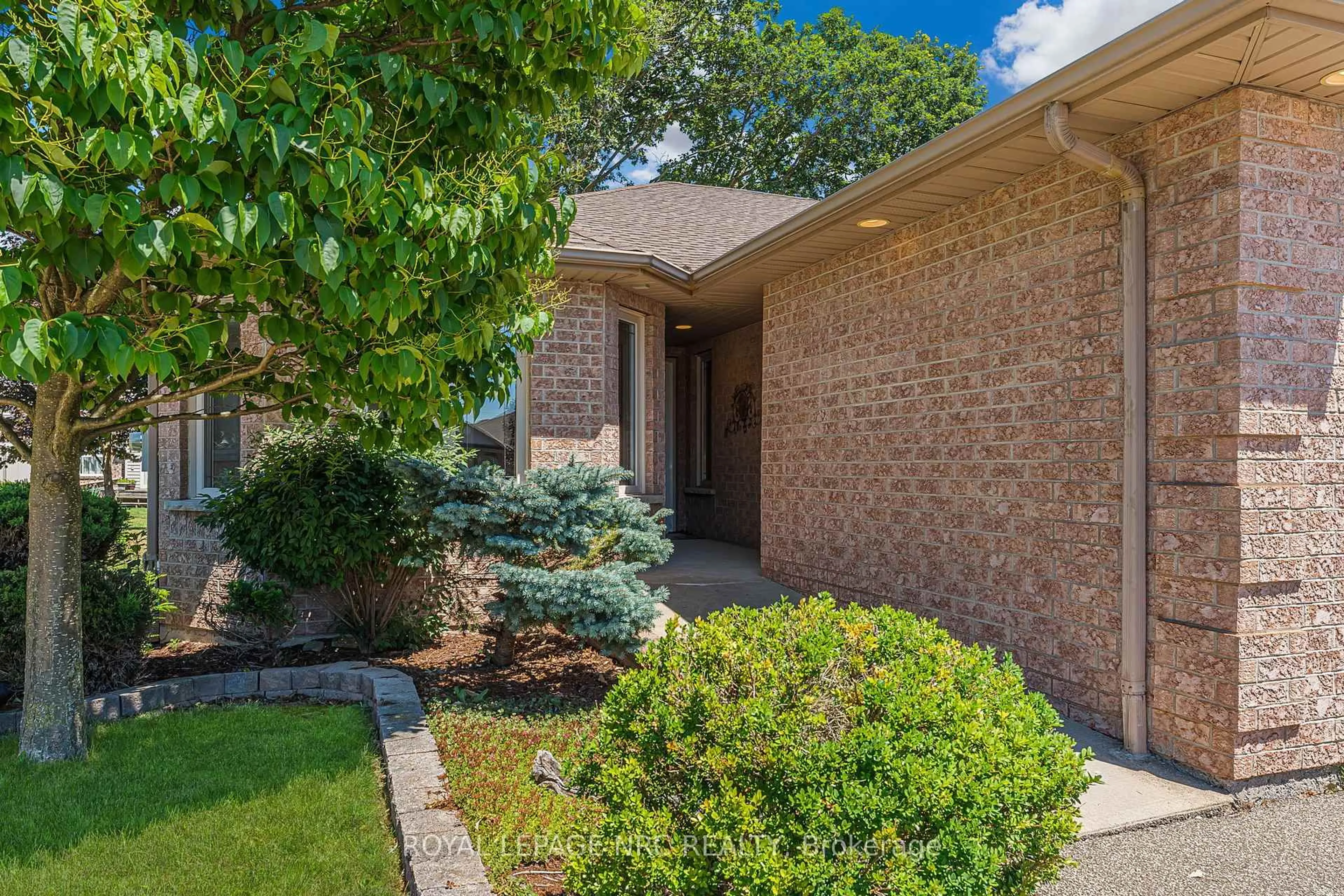 Home with brick exterior material, street for 48 Bridgewater Crt, Welland Ontario L3C 7M6