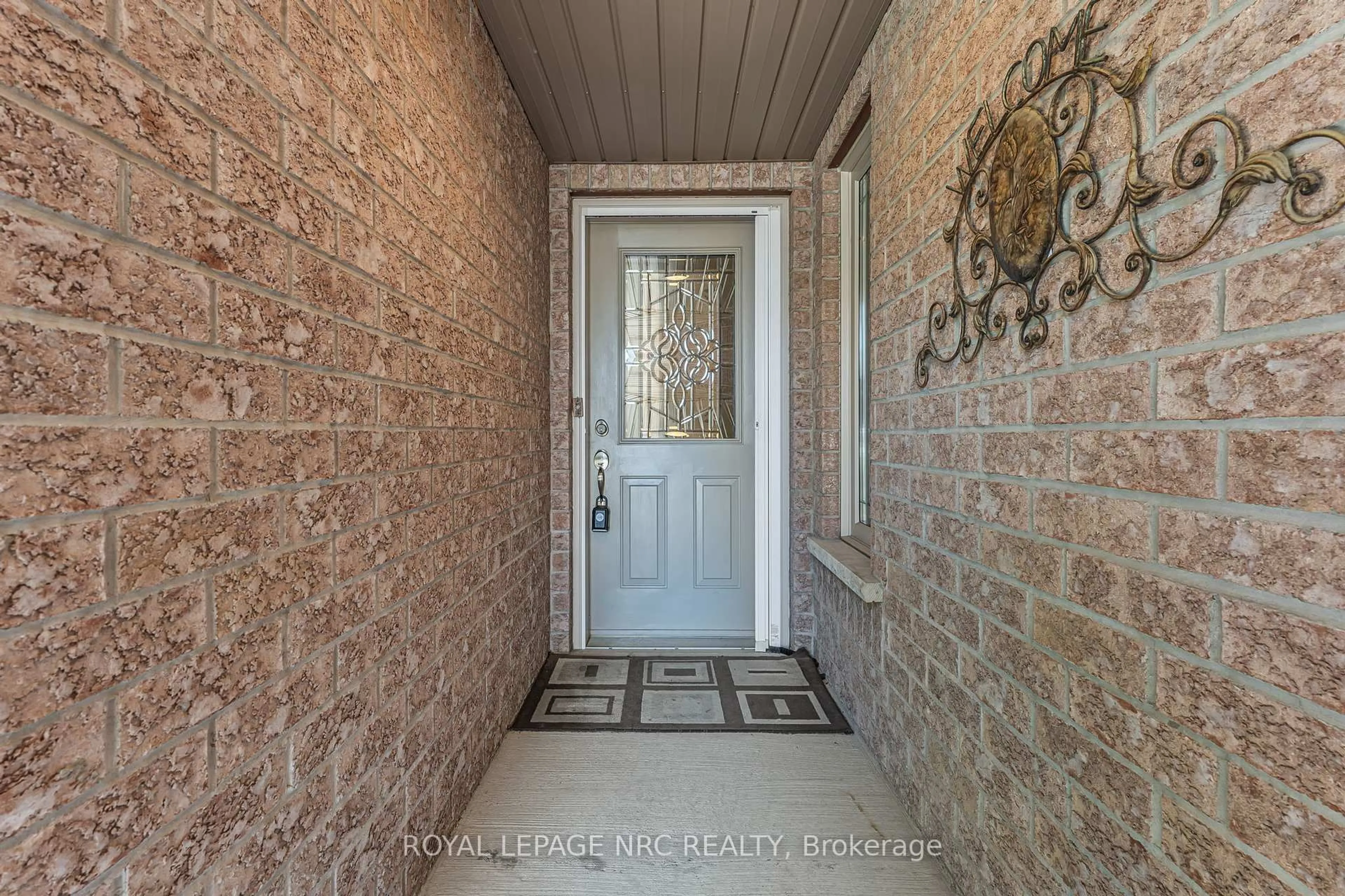 Indoor entryway for 48 Bridgewater Crt, Welland Ontario L3C 7M6