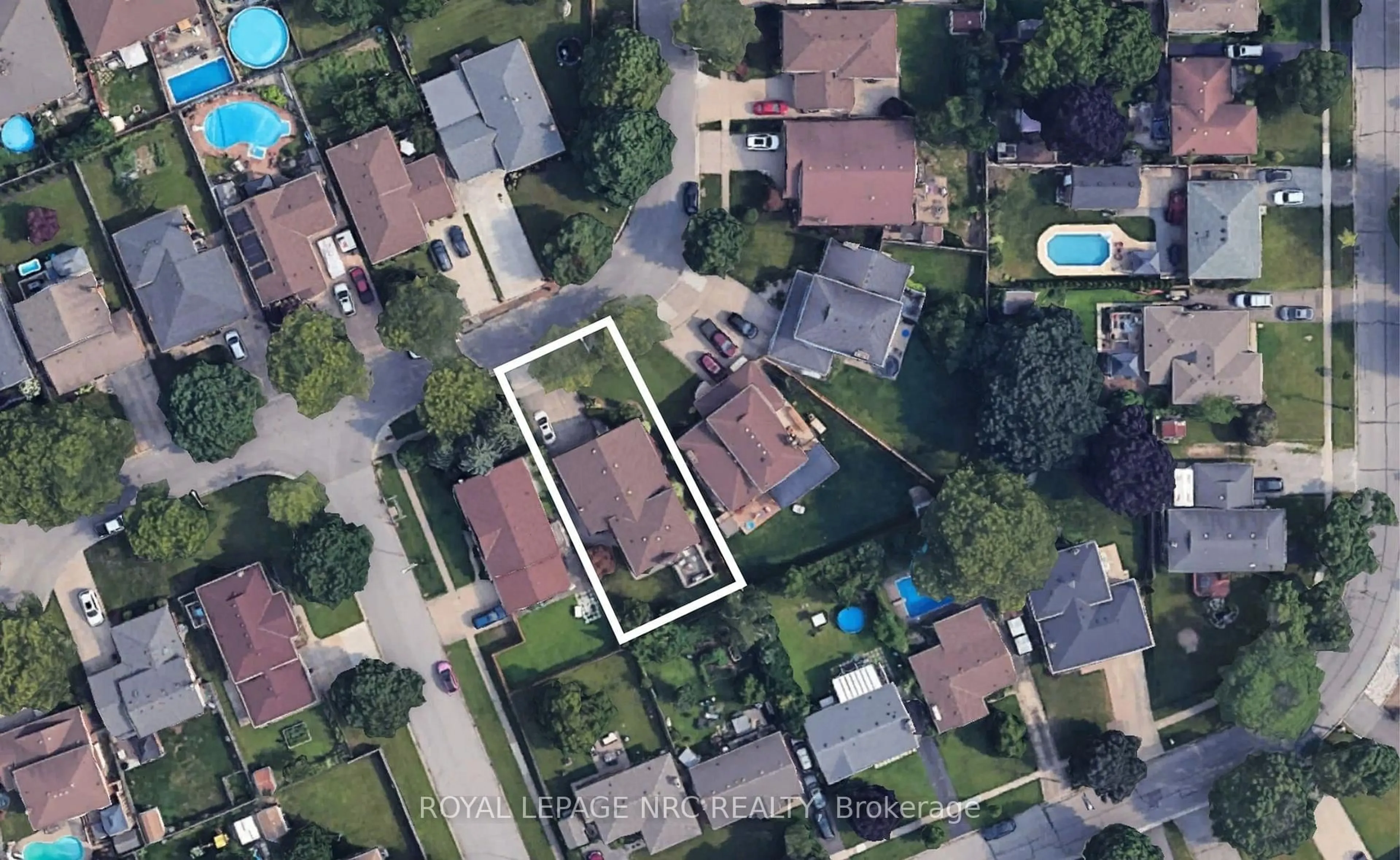 A pic from outside/outdoor area/front of a property/back of a property/a pic from drone, street for 27 Orlando Dr, St. Catharines Ontario L2N 6V5
