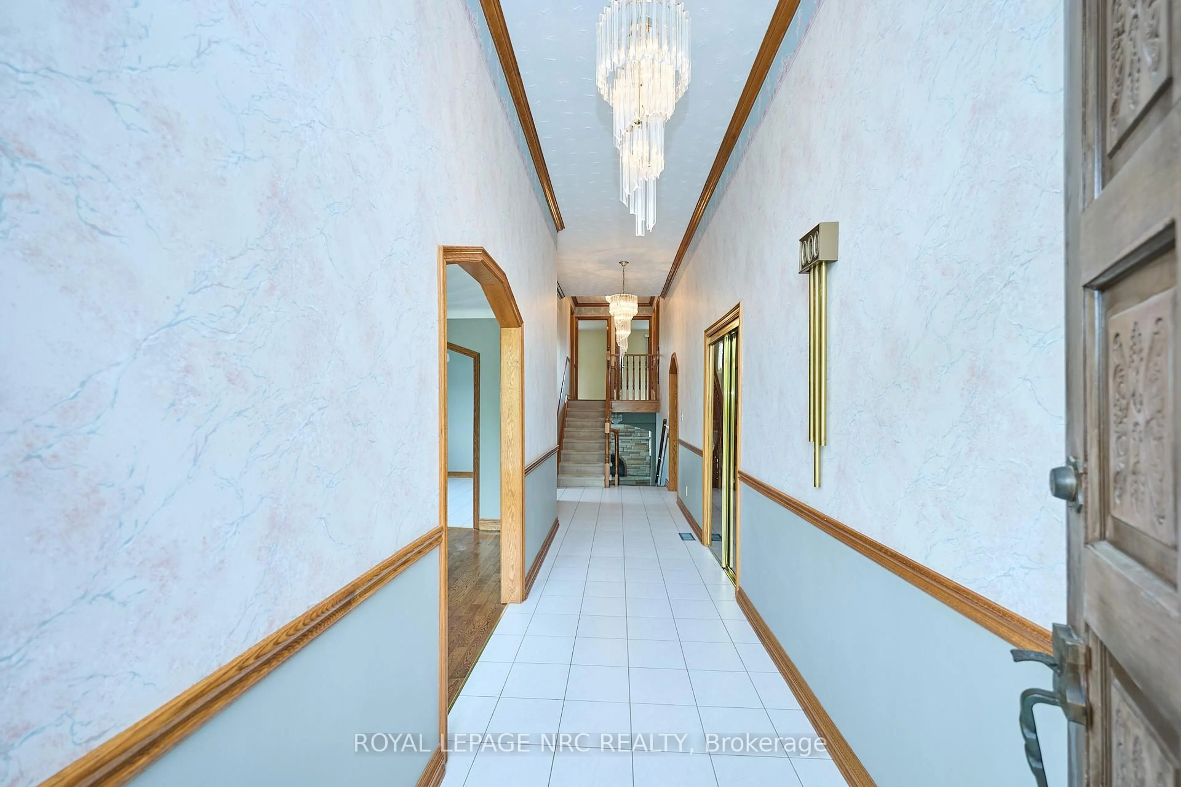 Indoor foyer for 27 Orlando Dr, St. Catharines Ontario L2N 6V5