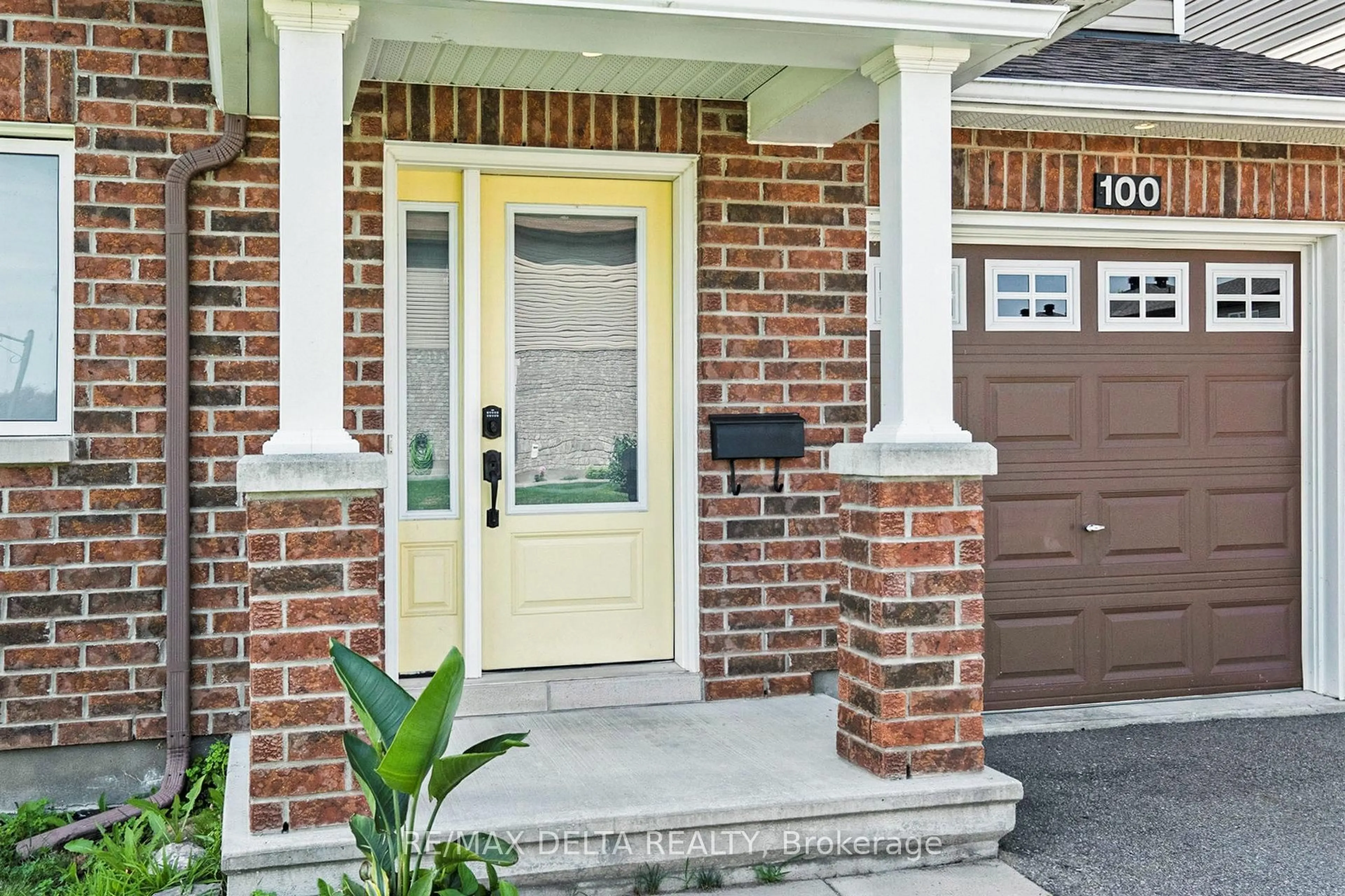 Home with brick exterior material, street for 100 Onyx Cres, Clarence-Rockland Ontario K4K 0H4