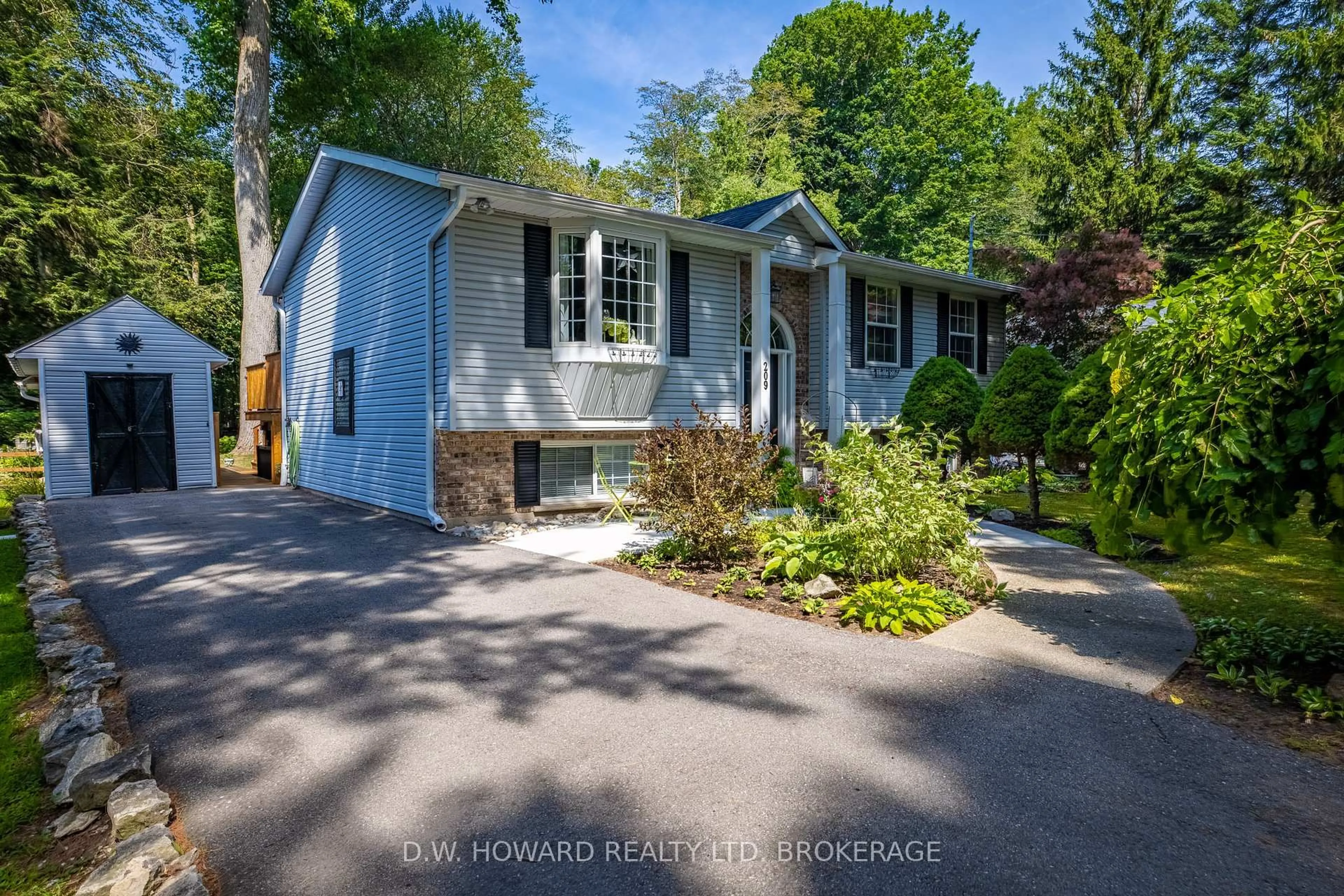 Home with vinyl exterior material, street for 209 Maple Leaf Ave, Fort Erie Ontario L0S 1N0