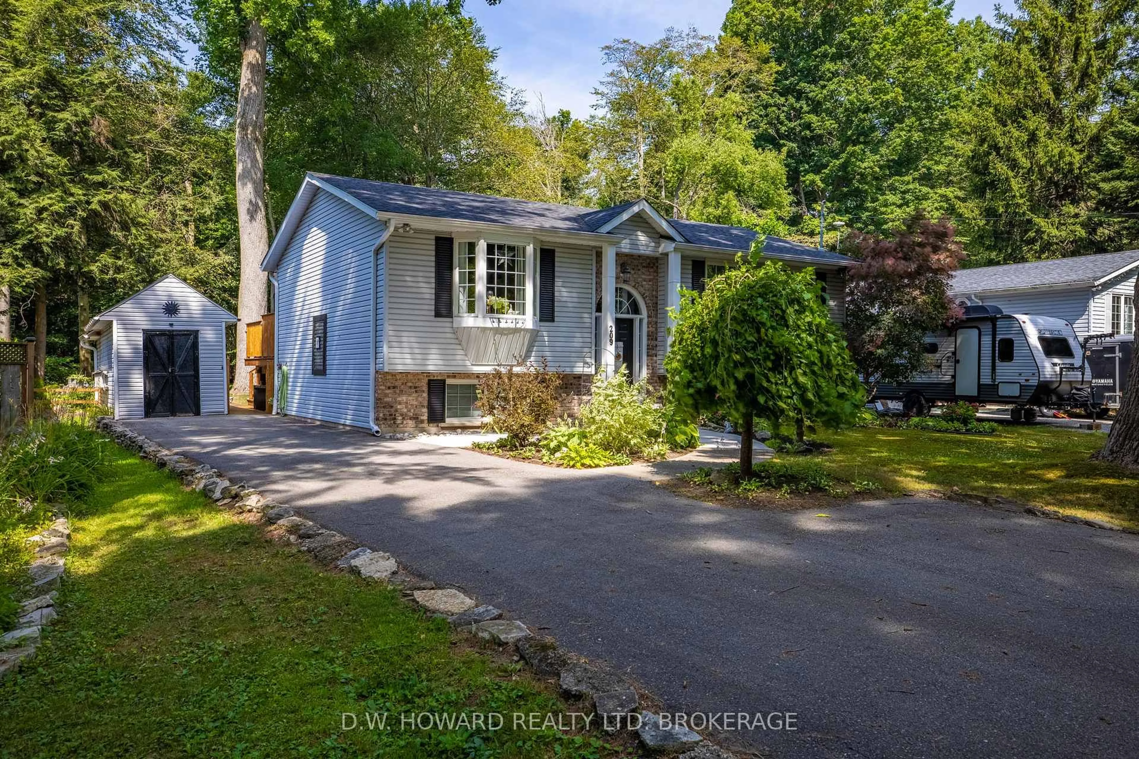 A pic from outside/outdoor area/front of a property/back of a property/a pic from drone, street for 209 Maple Leaf Ave, Fort Erie Ontario L0S 1N0