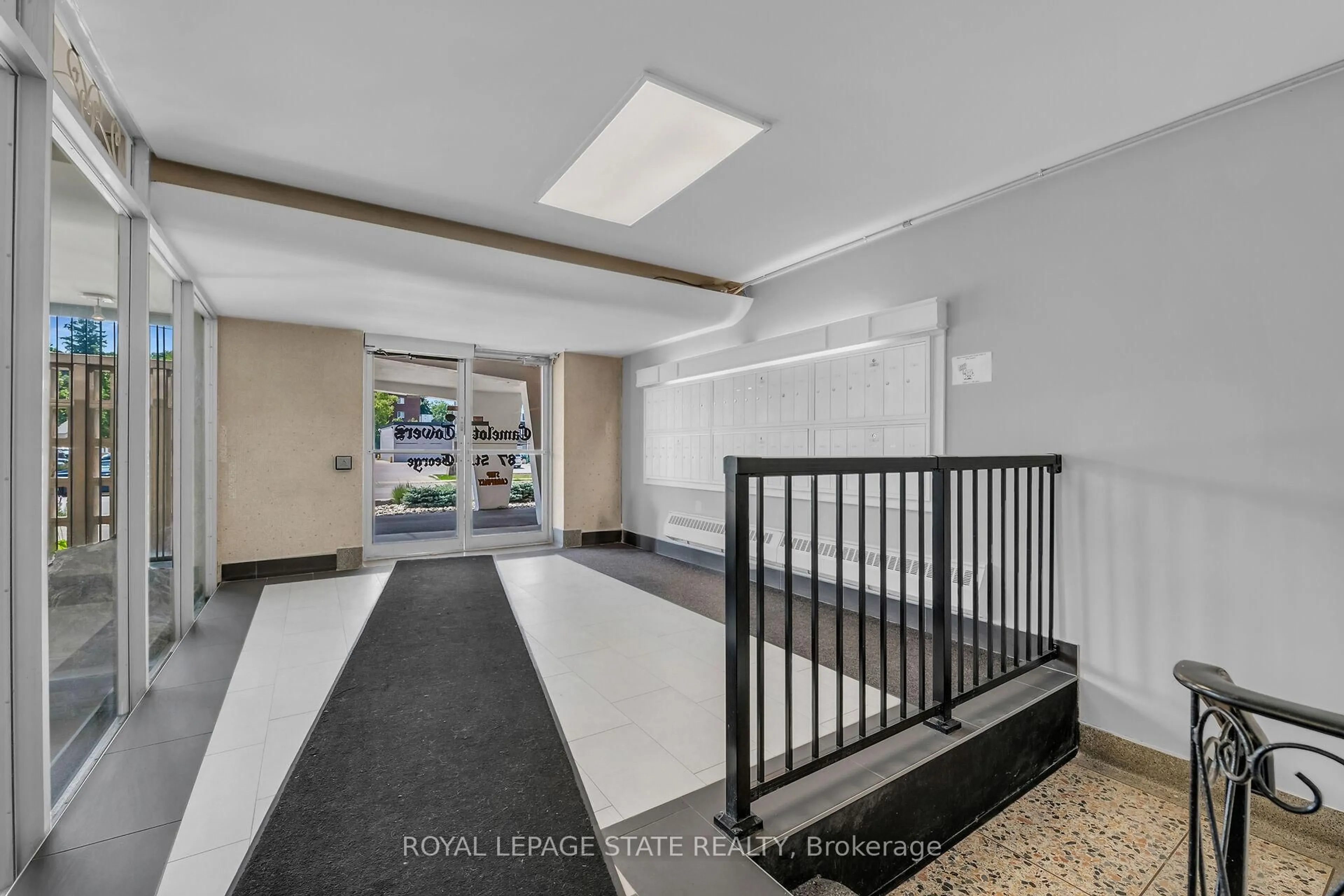 Indoor foyer for 87 St George St #608, Brantford Ontario N3R 1V5