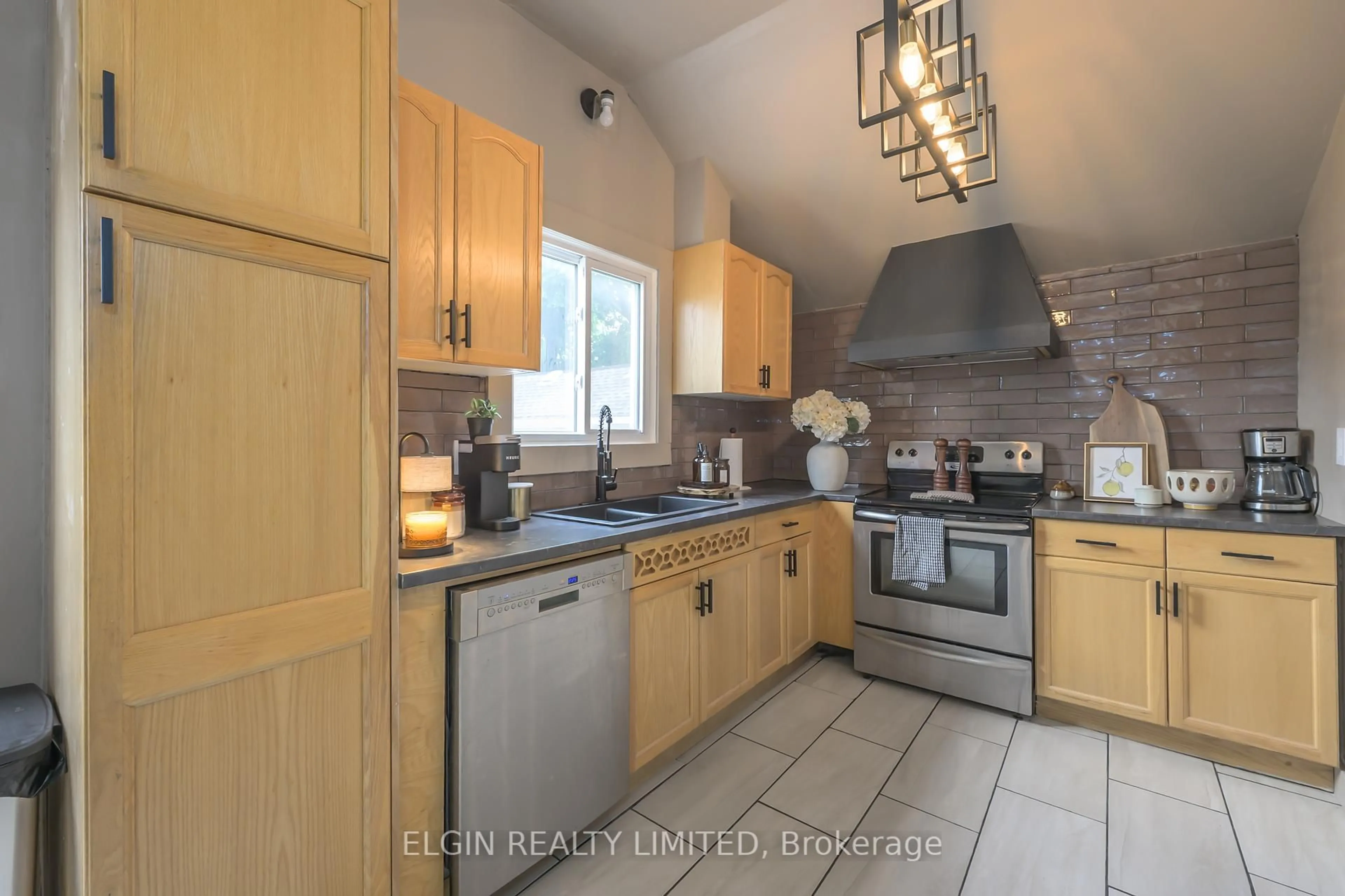Standard kitchen, ceramic/tile floor for 24 Maple St, St. Thomas Ontario N5R 1Y9