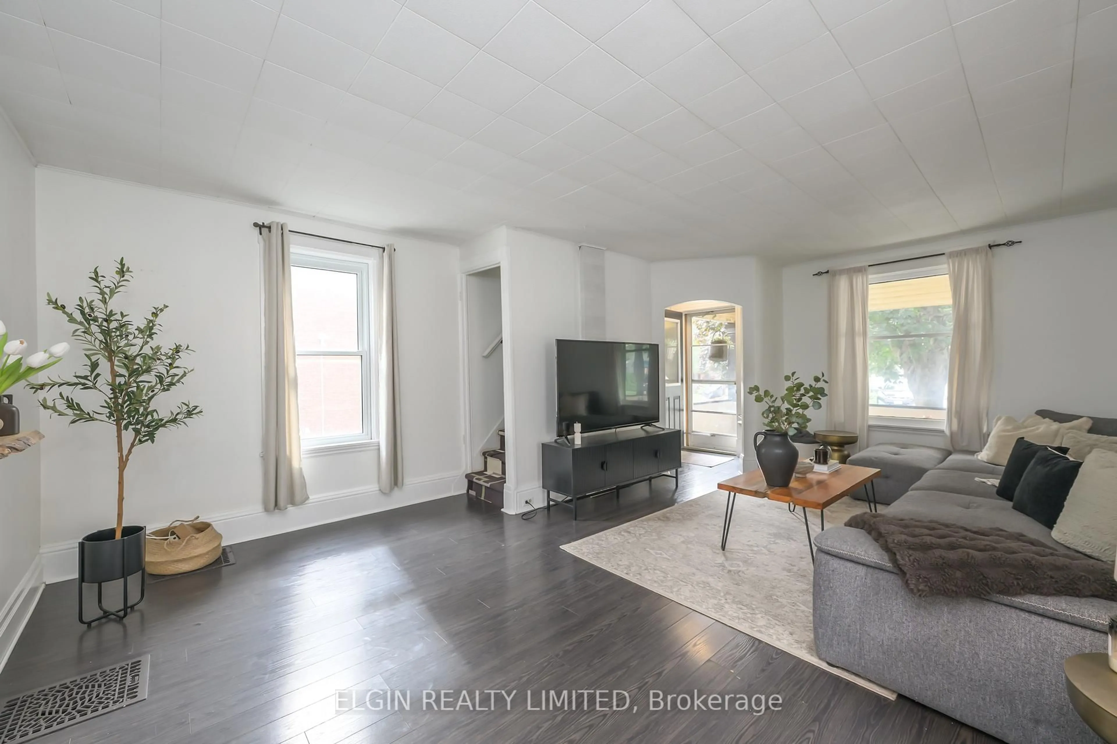 Living room with furniture, wood/laminate floor for 24 Maple St, St. Thomas Ontario N5R 1Y9