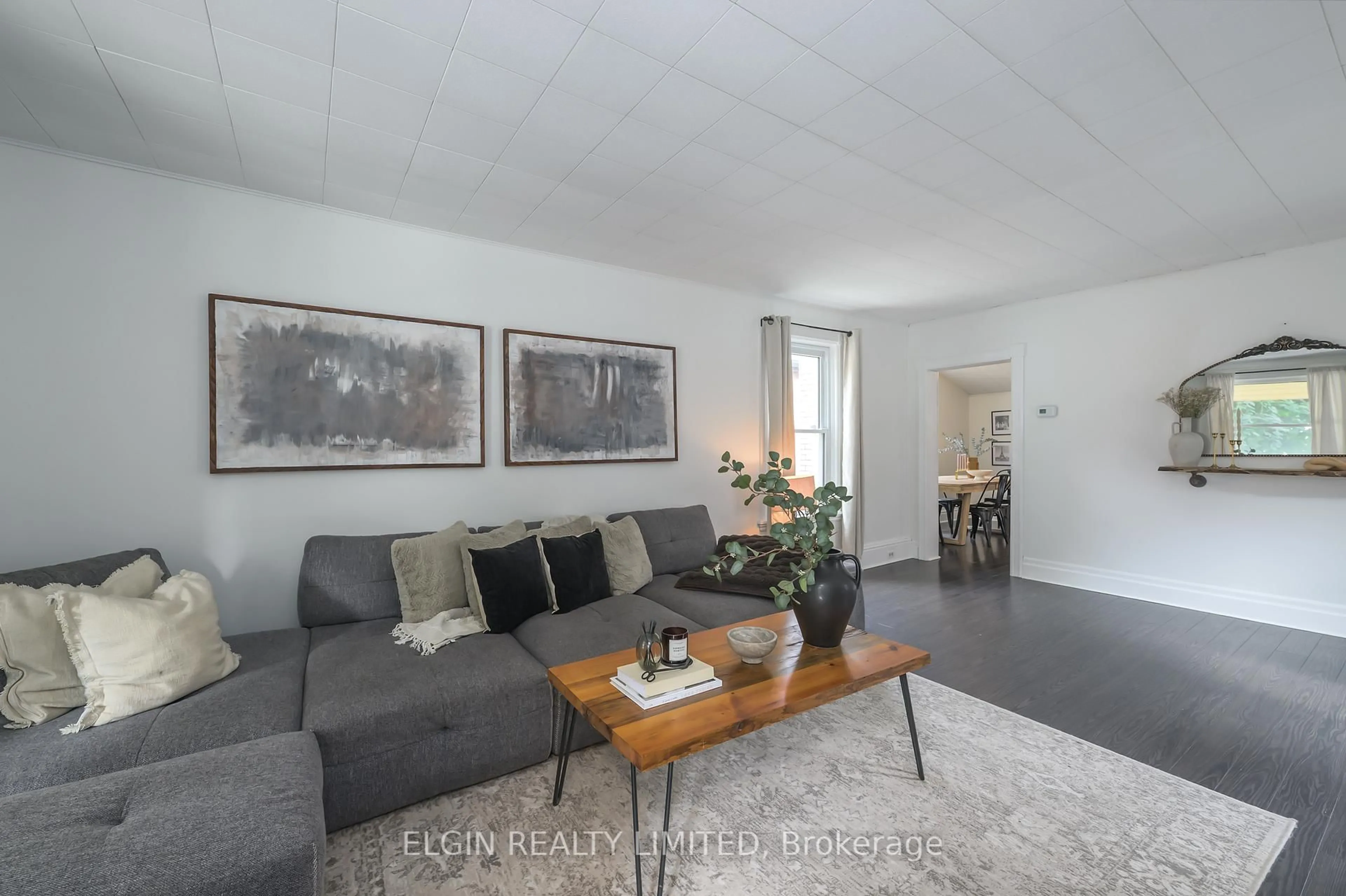 Living room with furniture, unknown for 24 Maple St, St. Thomas Ontario N5R 1Y9