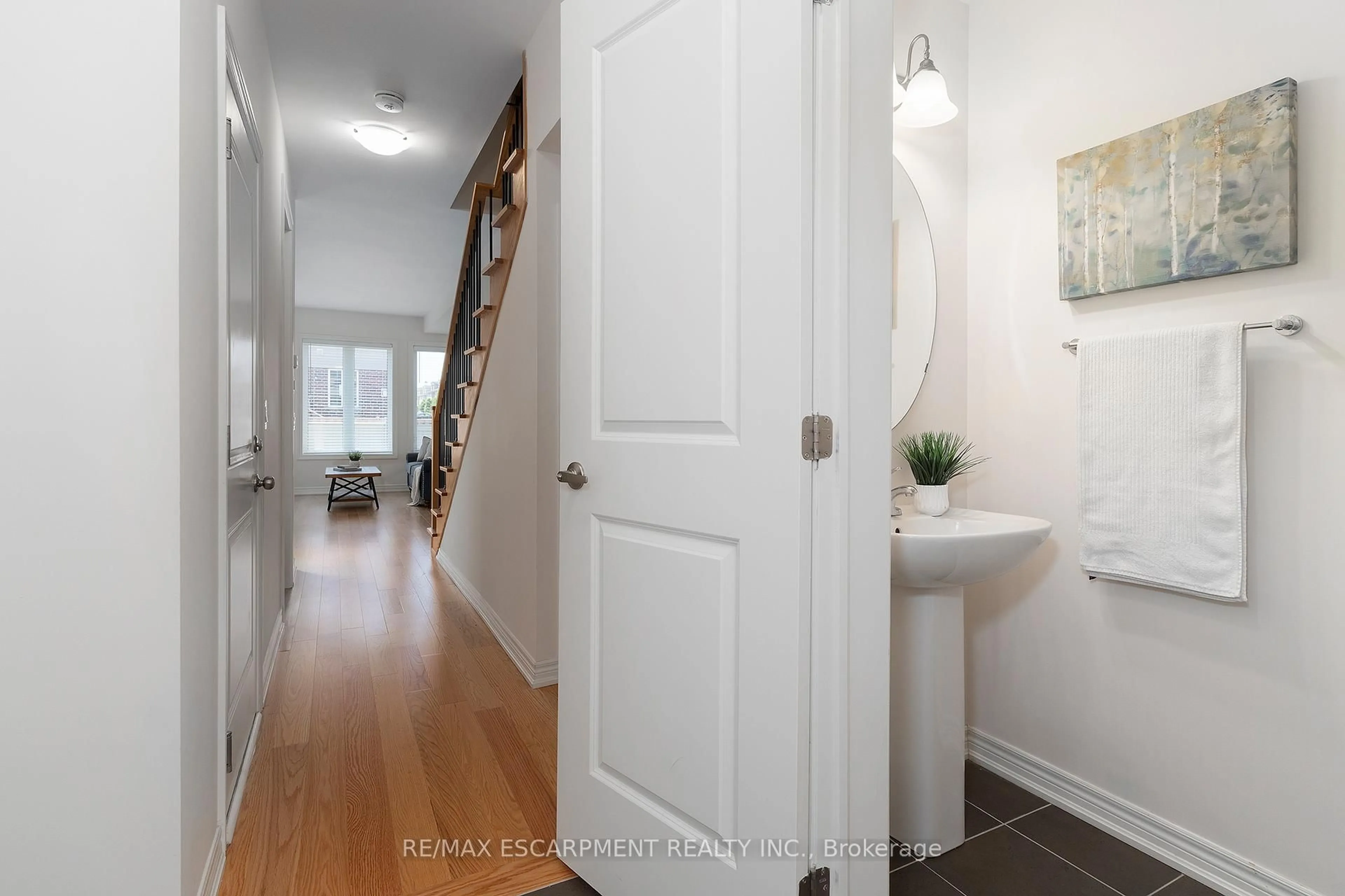 Indoor entryway for 333 Raymond Rd, Hamilton Ontario L9K 0G8