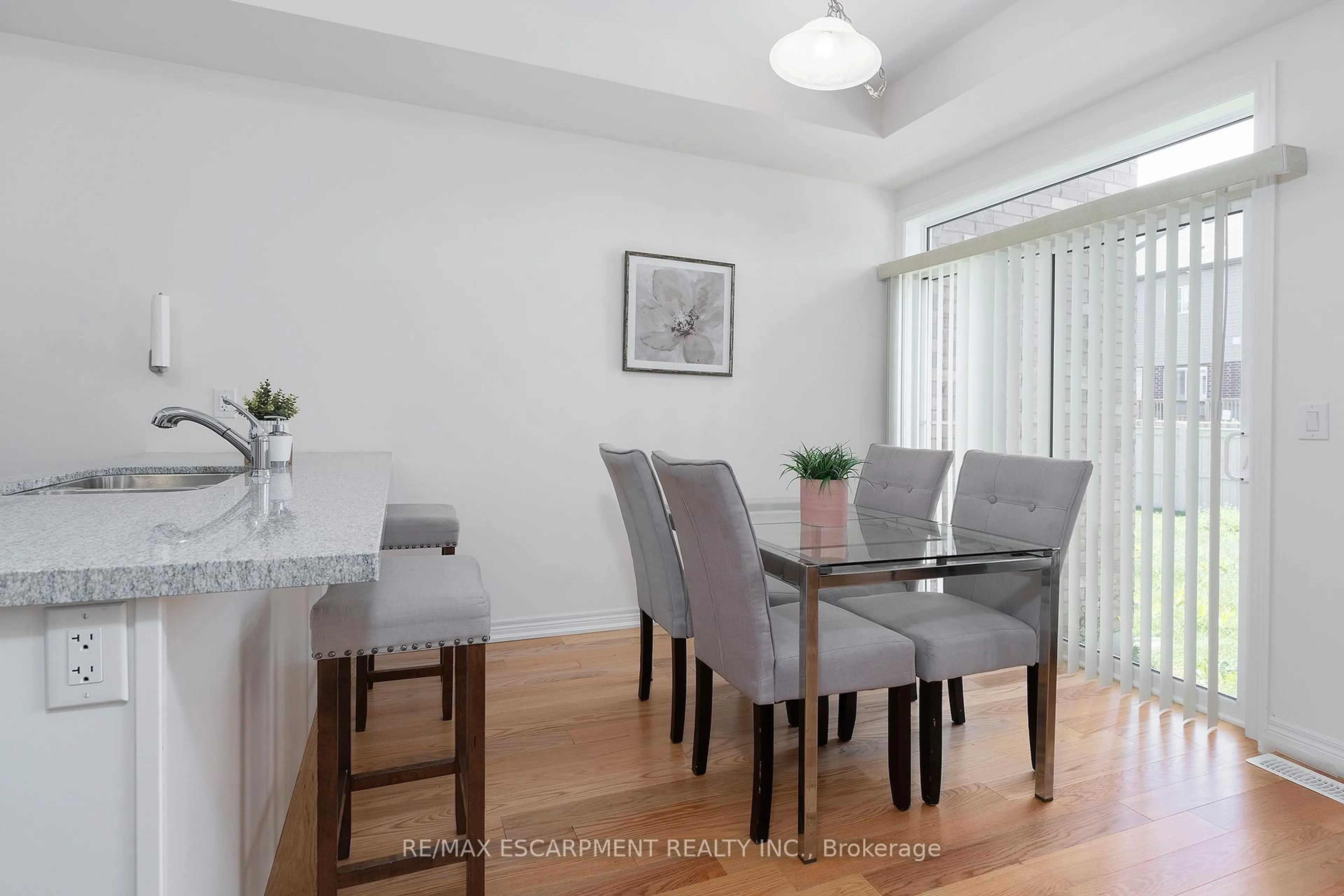 Dining room, wood/laminate floor for 333 Raymond Rd, Hamilton Ontario L9K 0G8