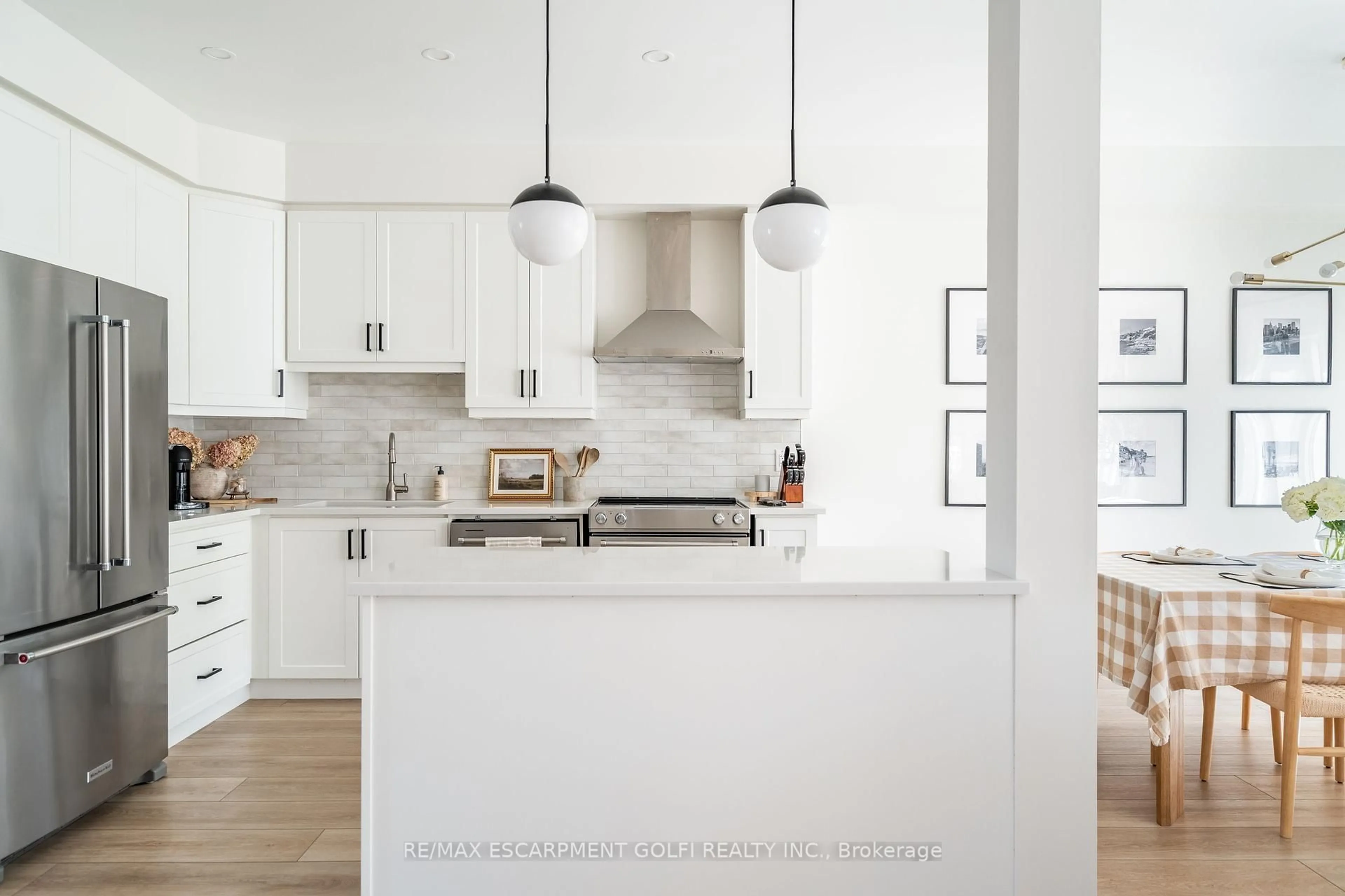 Contemporary kitchen, unknown for 23 Beasley Grve, Hamilton Ontario L9K 0J7