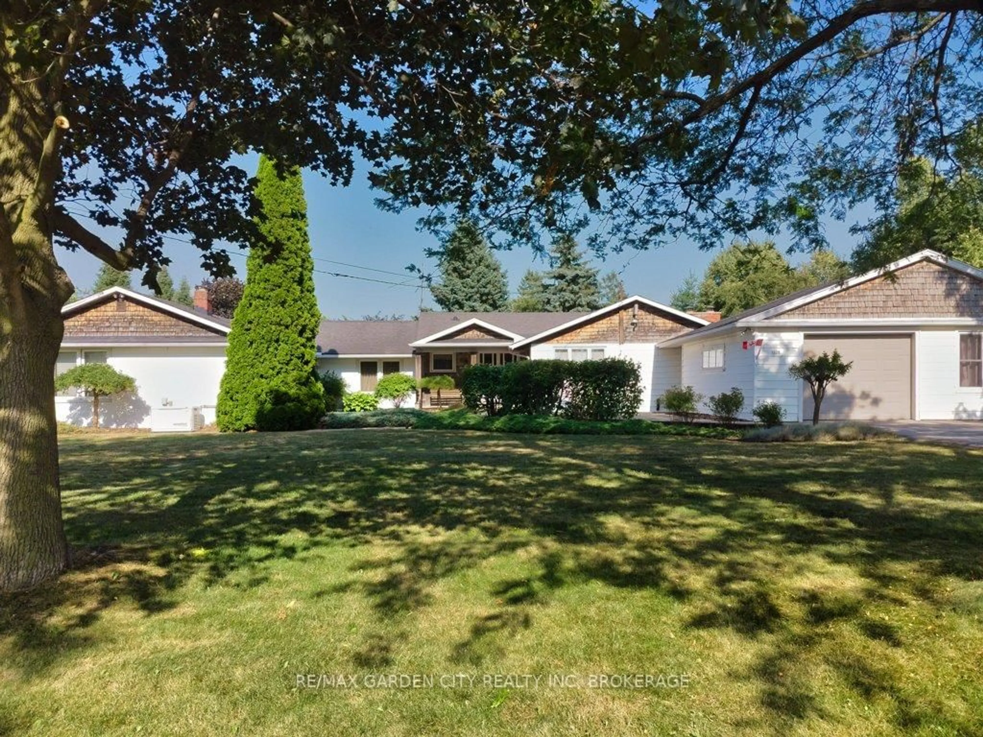 A pic from outside/outdoor area/front of a property/back of a property/a pic from drone, street for 1320 Fifth Street Louth St, St. Catharines Ontario L2R 6P9