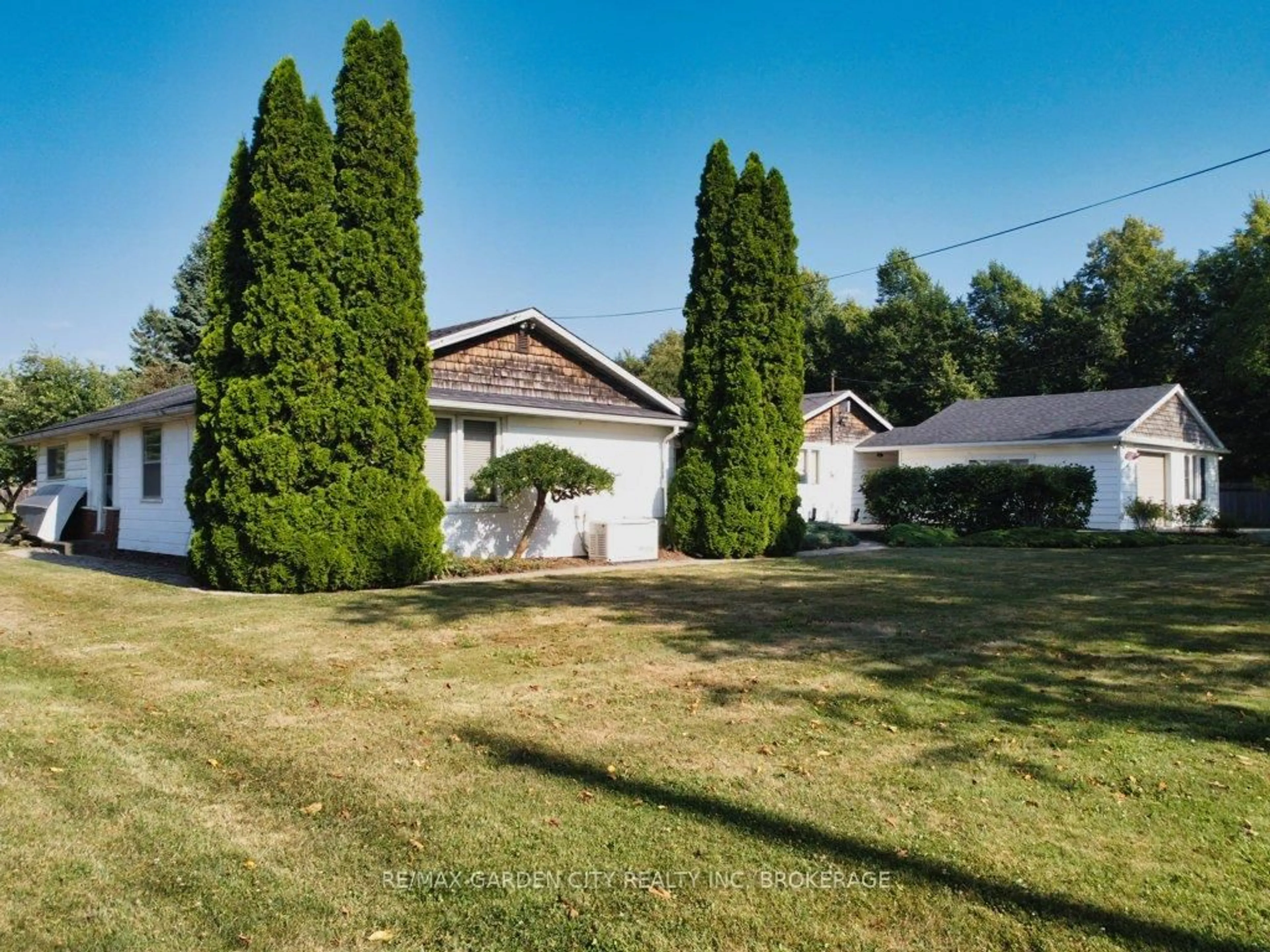 A pic from outside/outdoor area/front of a property/back of a property/a pic from drone, street for 1320 Fifth Street Louth St, St. Catharines Ontario L2R 6P9
