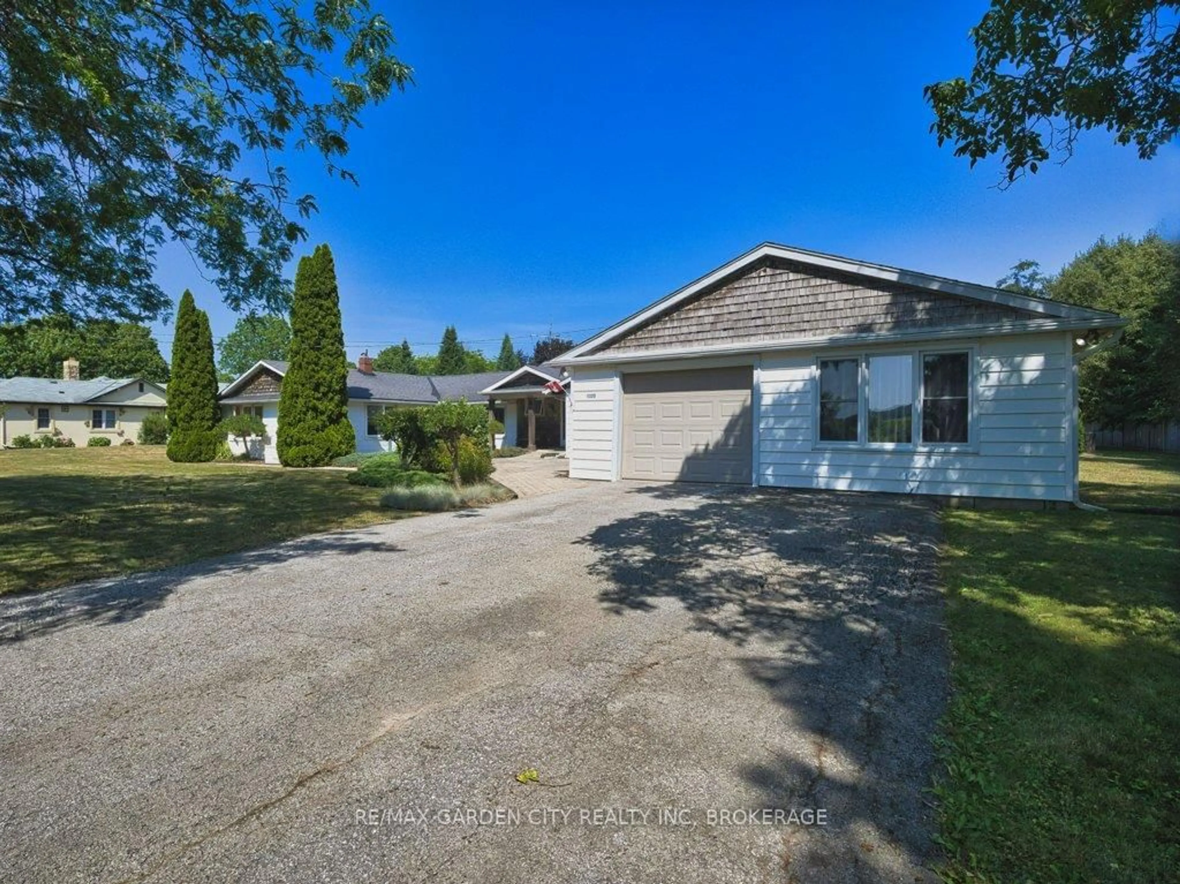 A pic from outside/outdoor area/front of a property/back of a property/a pic from drone, street for 1320 Fifth Street Louth St, St. Catharines Ontario L2R 6P9