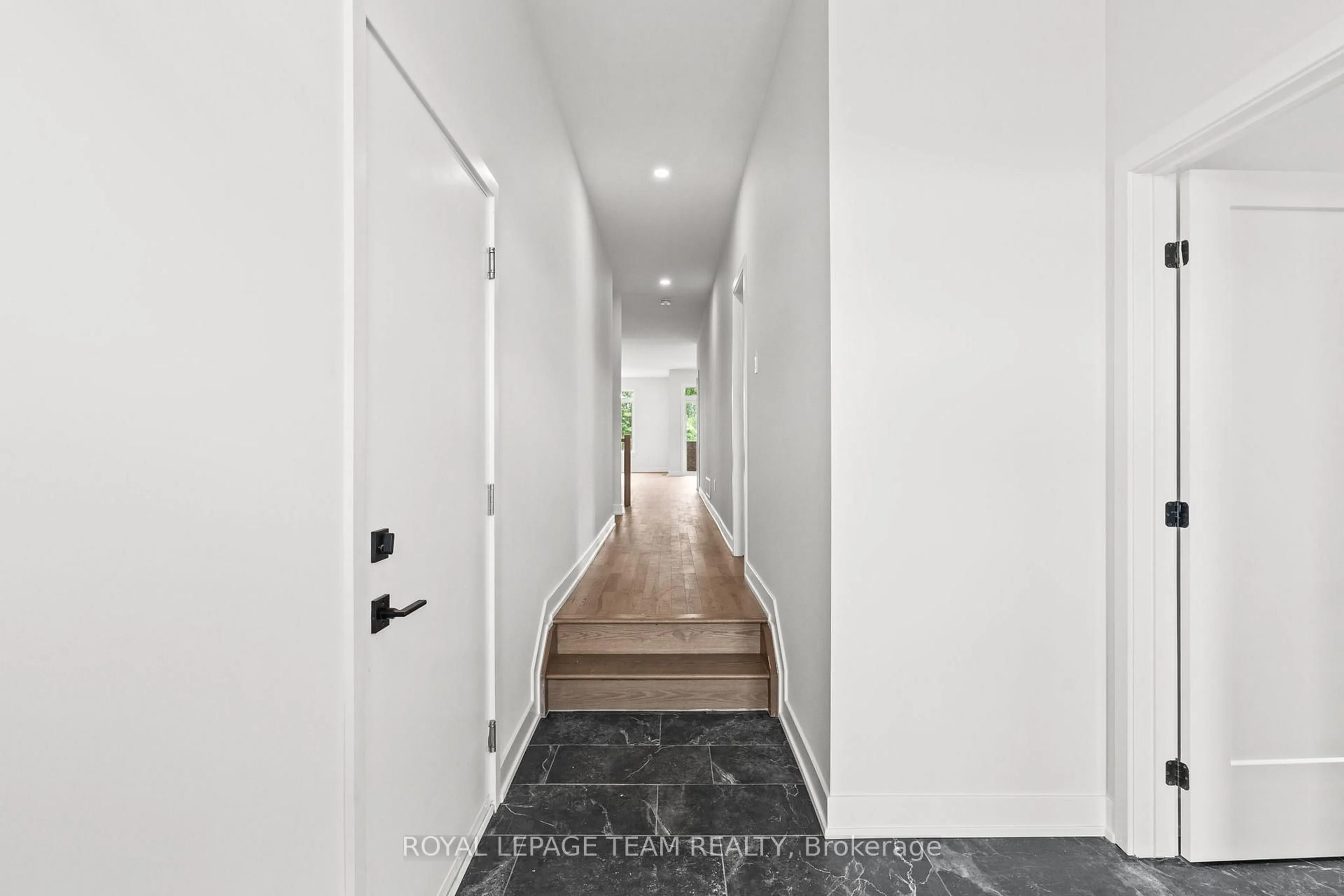 Indoor entryway for 1053 Moore St, Brockville Ontario K6V 7N1