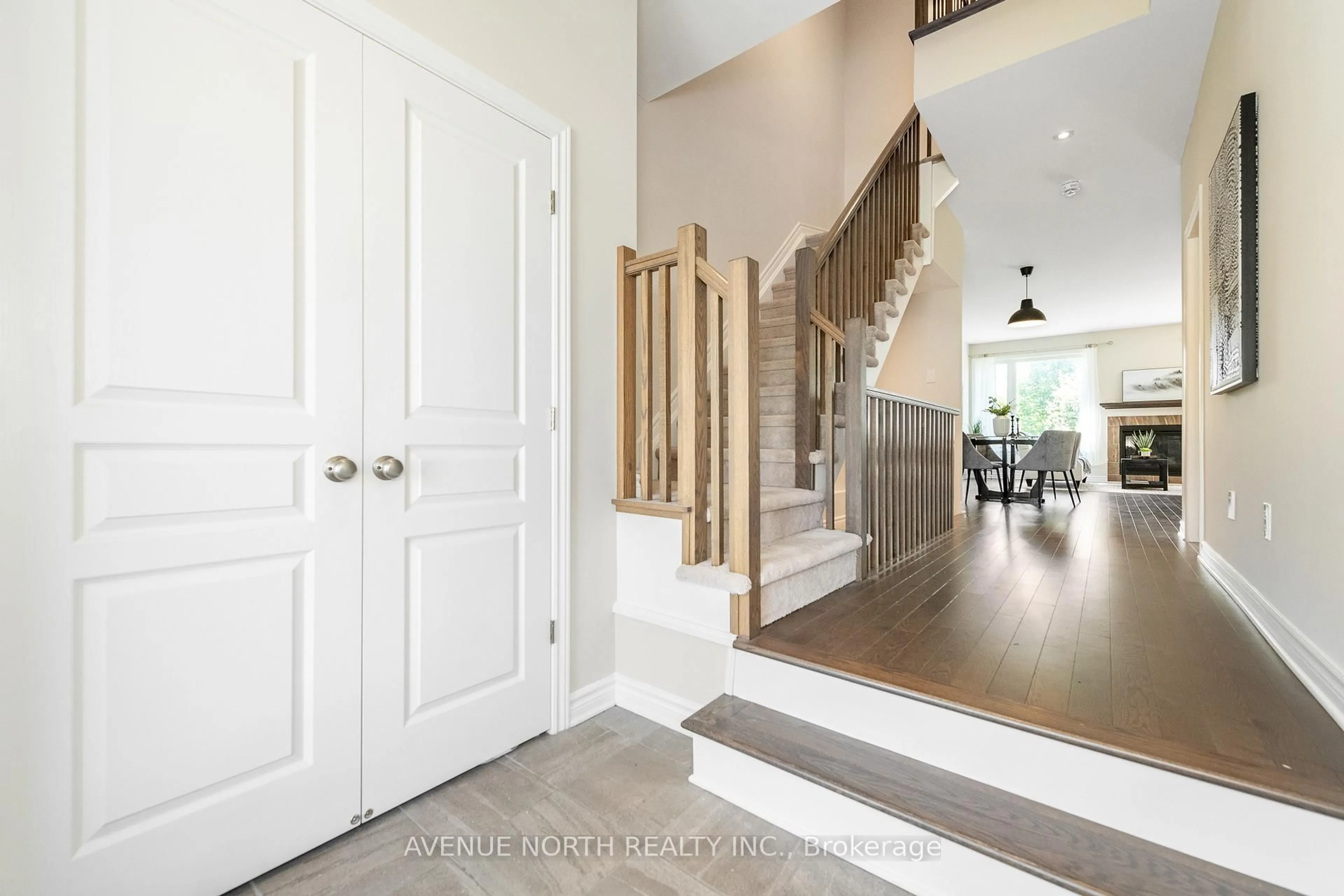 Indoor entryway for 172 Larimar Circ, Ottawa Ontario K1X 0B6