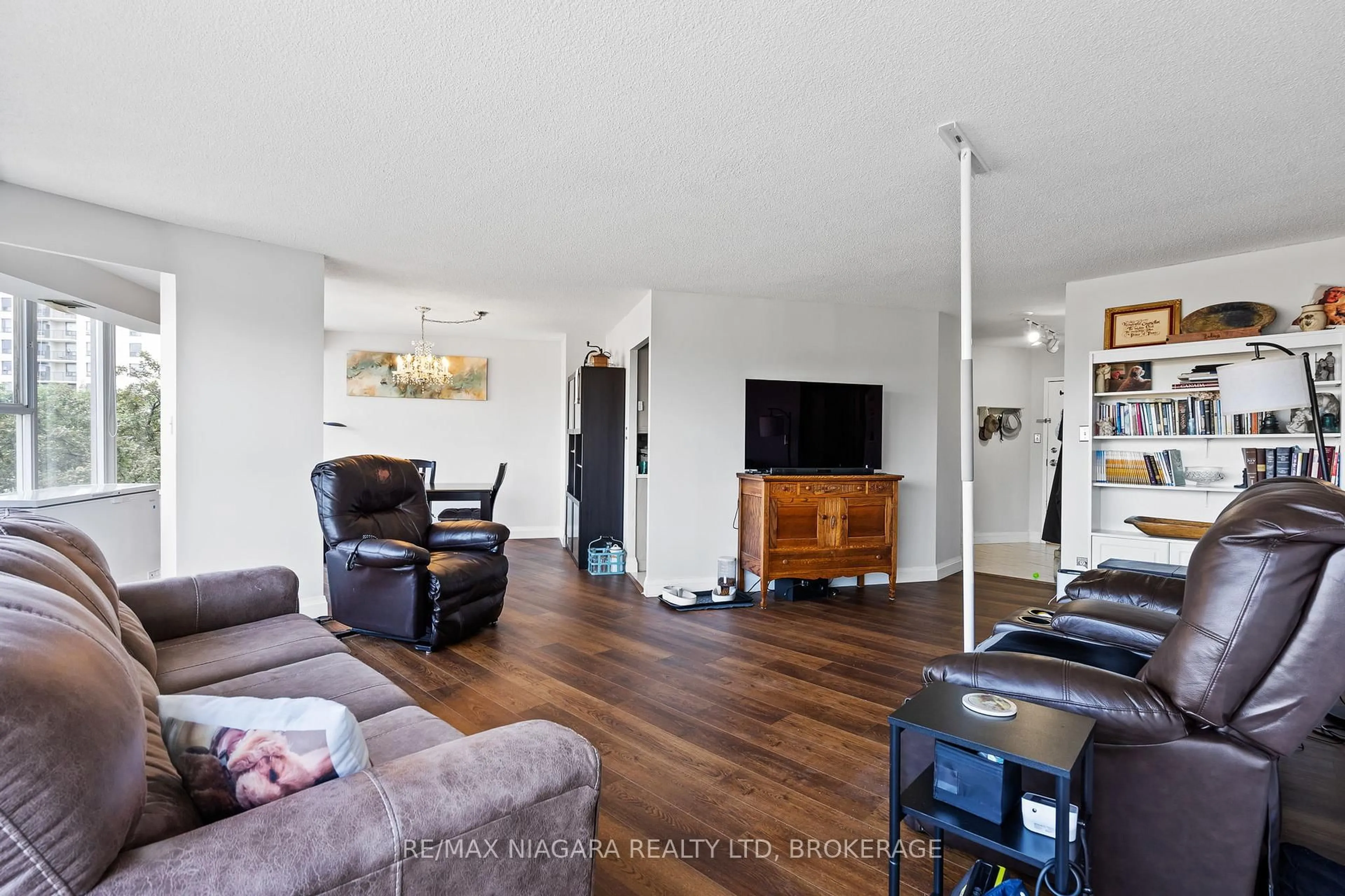 Living room with furniture, wood/laminate floor for 7 Gale Cres #201, St. Catharines Ontario L2R 7M8