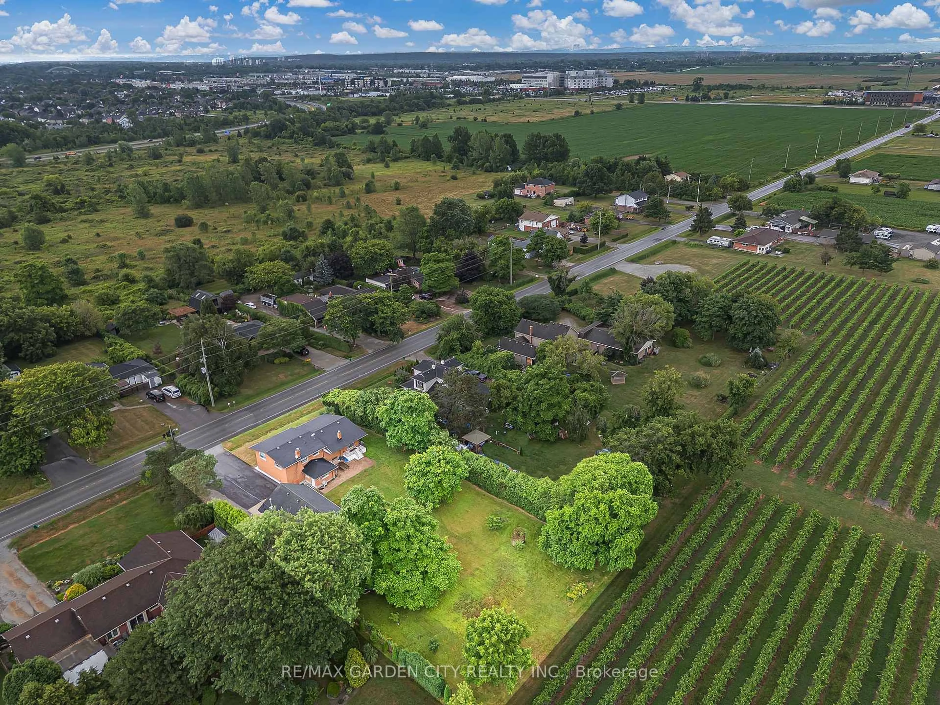 A pic from outside/outdoor area/front of a property/back of a property/a pic from drone, unknown for 1787 Third St, St. Catharines Ontario L2R 6P9