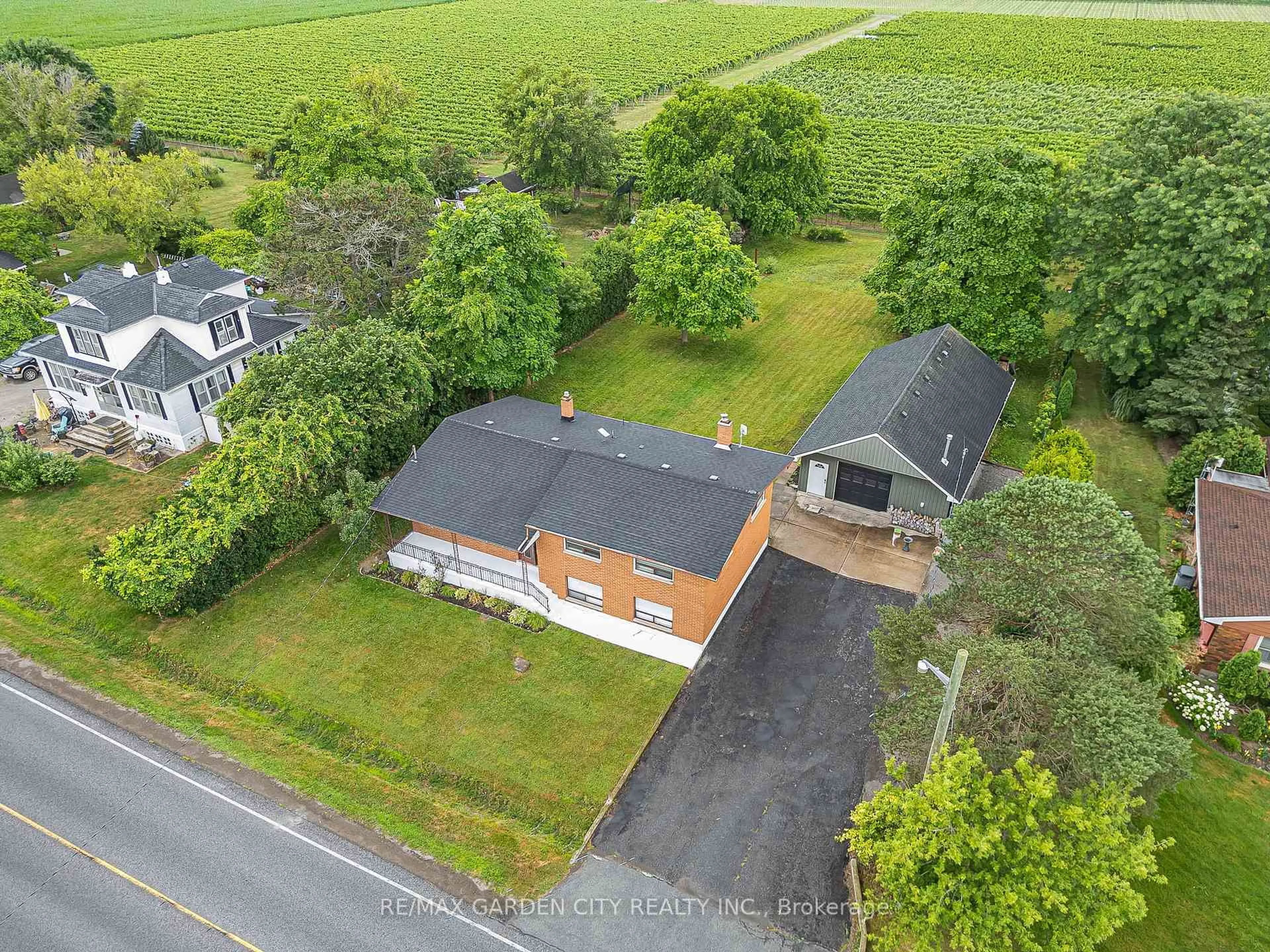 A pic from outside/outdoor area/front of a property/back of a property/a pic from drone, street for 1787 Third St, St. Catharines Ontario L2R 6P9