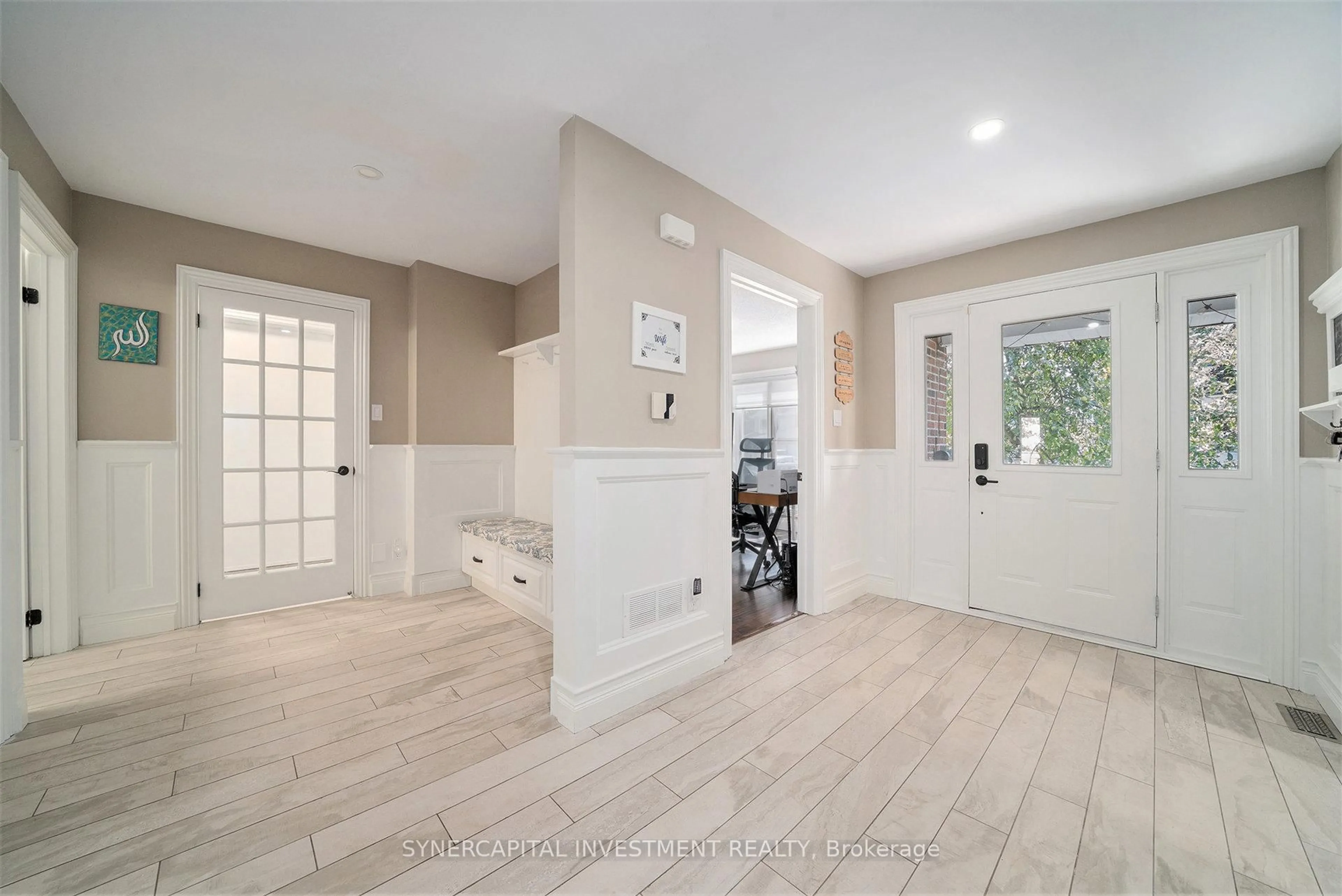 Indoor entryway for 3809 Alderwood St, Ottawa Ontario K1T 3R3