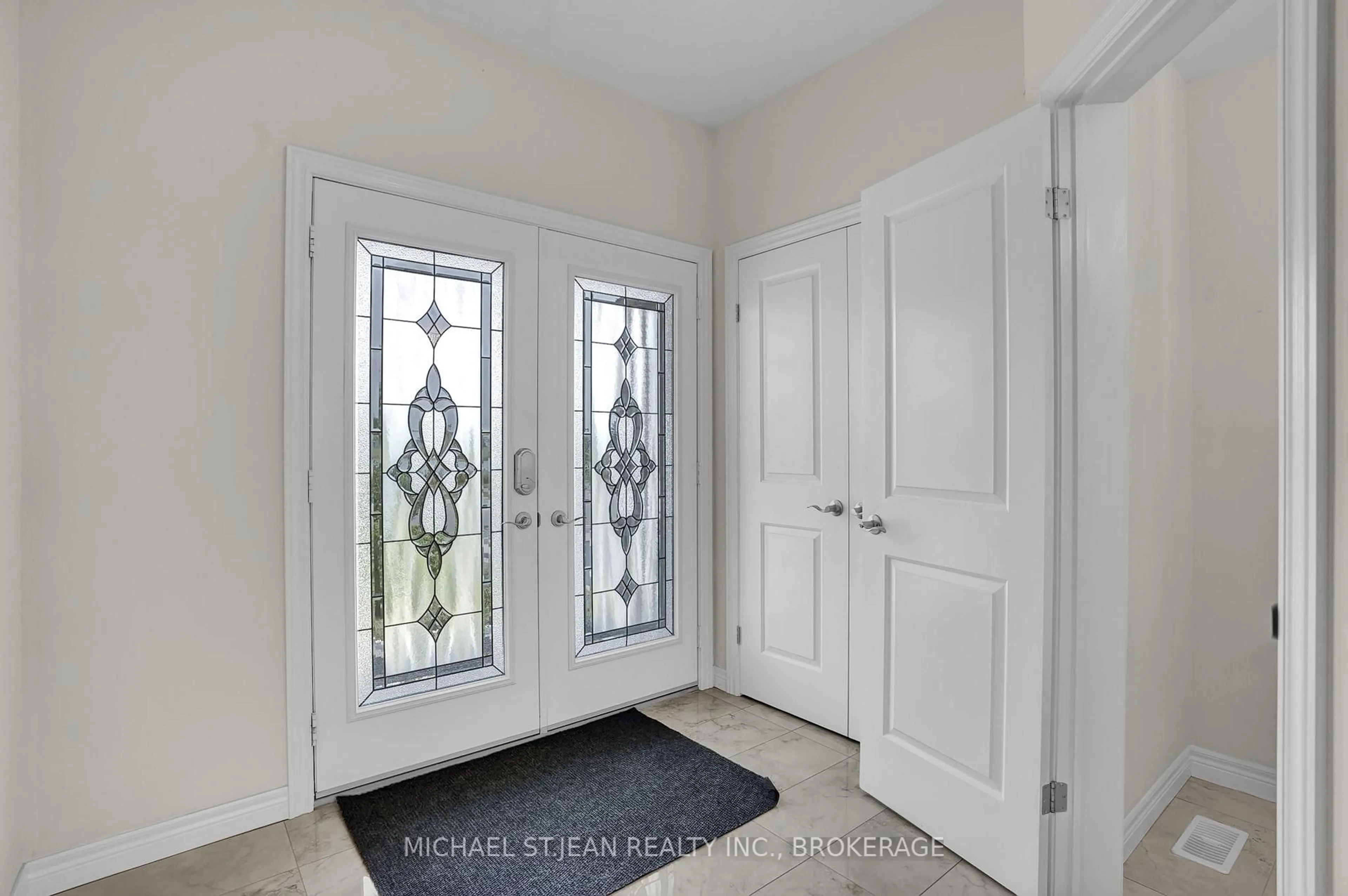 Indoor entryway for 428 Dalgleish Tr, Hamilton Ontario L0R 1P0