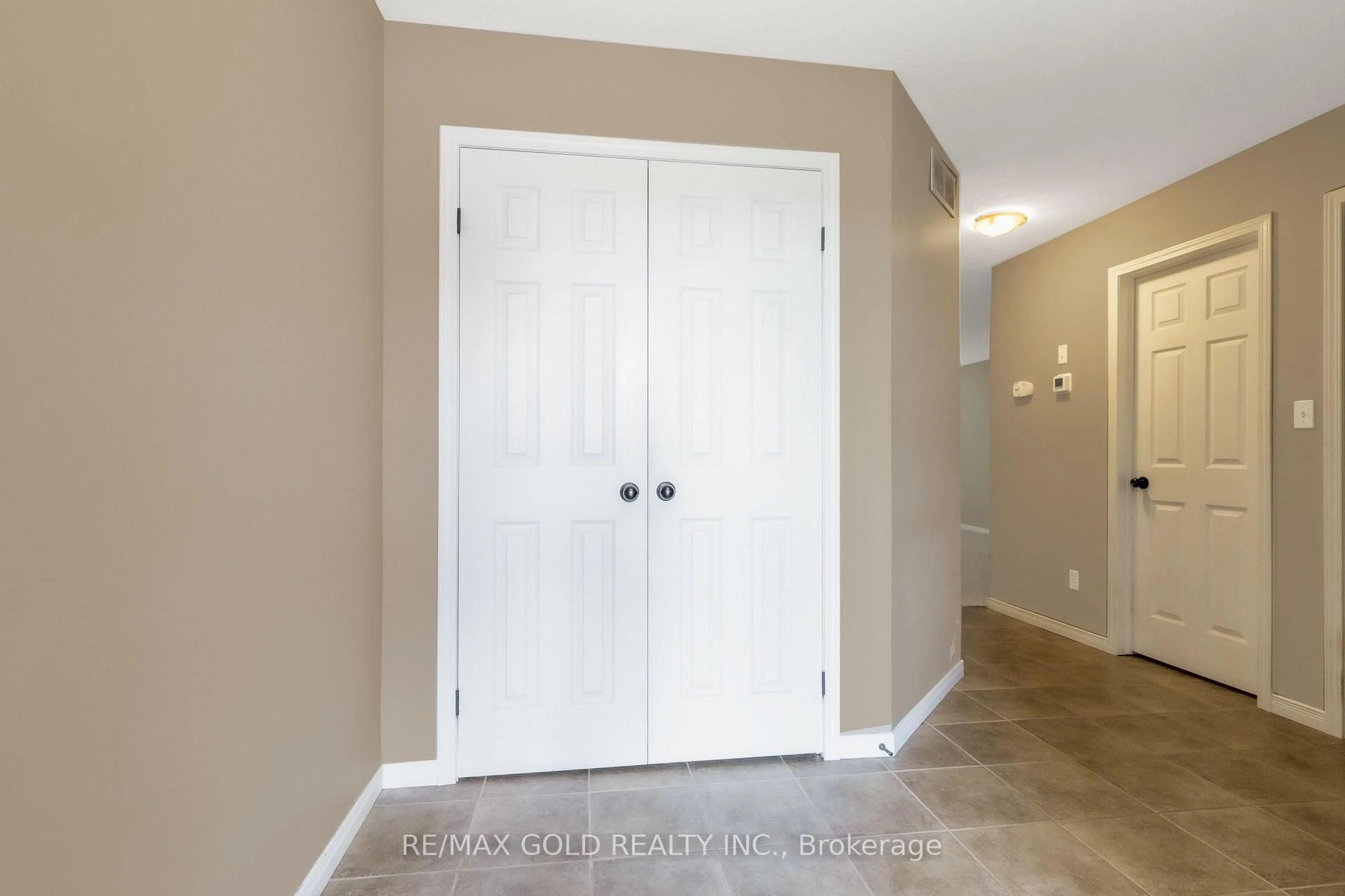 Indoor entryway for 1264 Countrystone Dr, Kitchener Ontario N2N 3S4