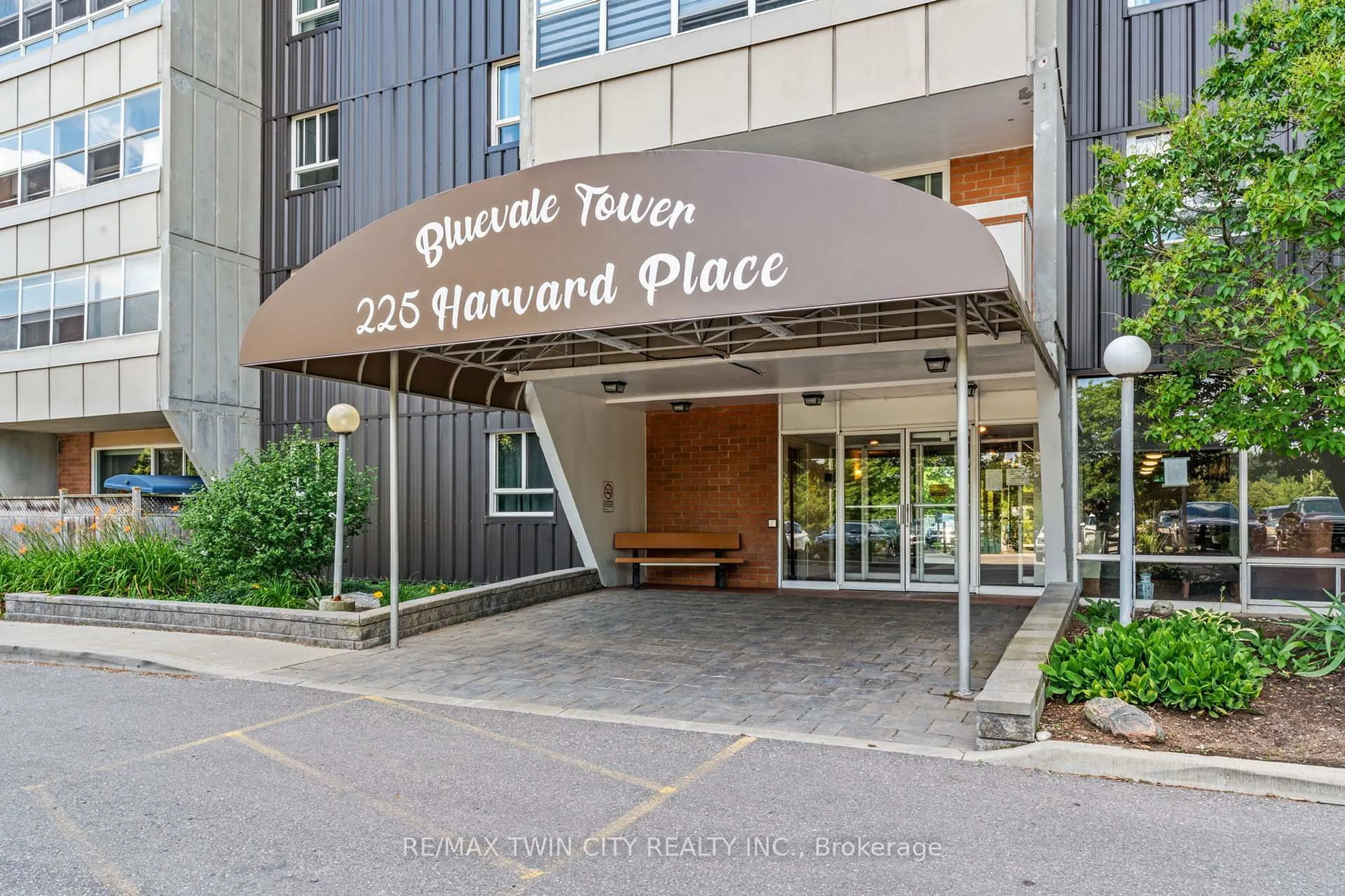 Indoor foyer for 225 HARVARD Place Ave #611, Waterloo Ontario N2J 4H4